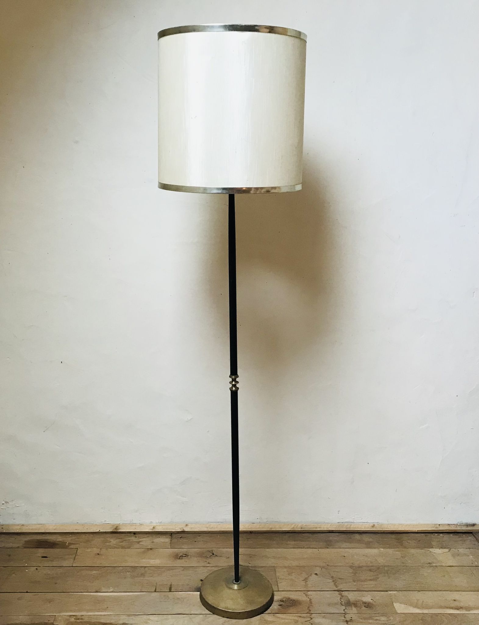 Lampadaire en métal laqué noir années 50