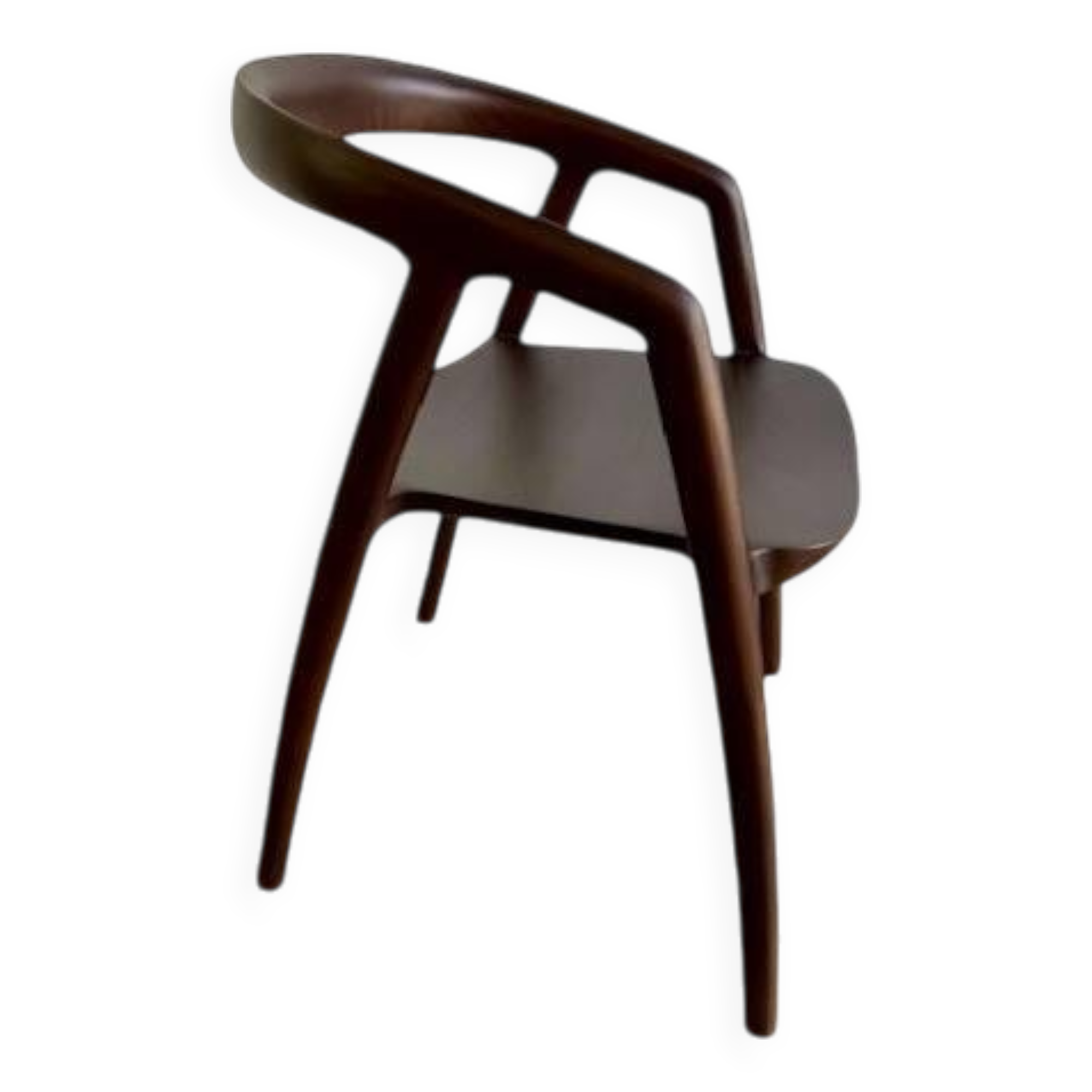 chaise en bois massif avec accoudoirs en bois foncé