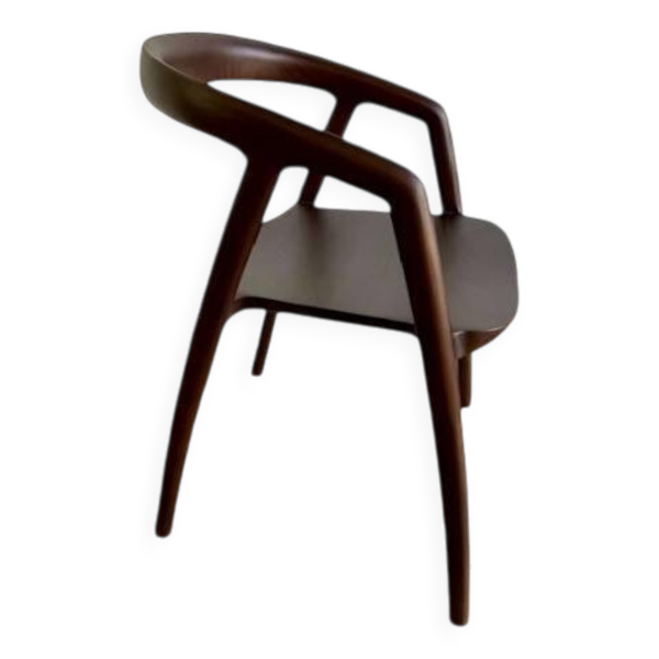 chaise en bois massif avec accoudoirs en bois foncé