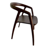 chaise en bois massif avec accoudoirs en bois foncé