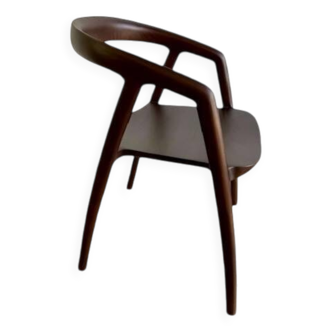 chaise en bois massif avec accoudoirs en bois foncé