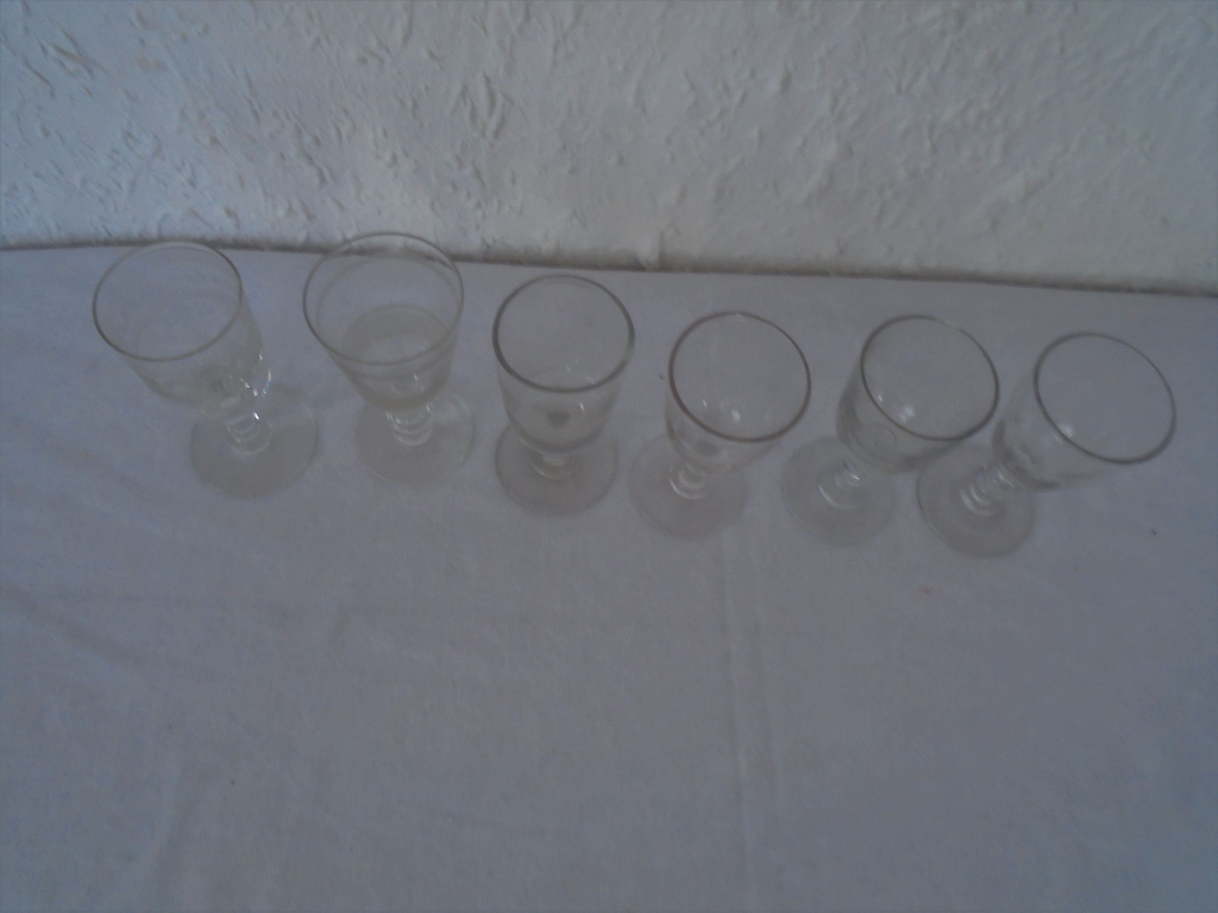 Set de 6 verres anciens dont 2 gravés formes diverses pr