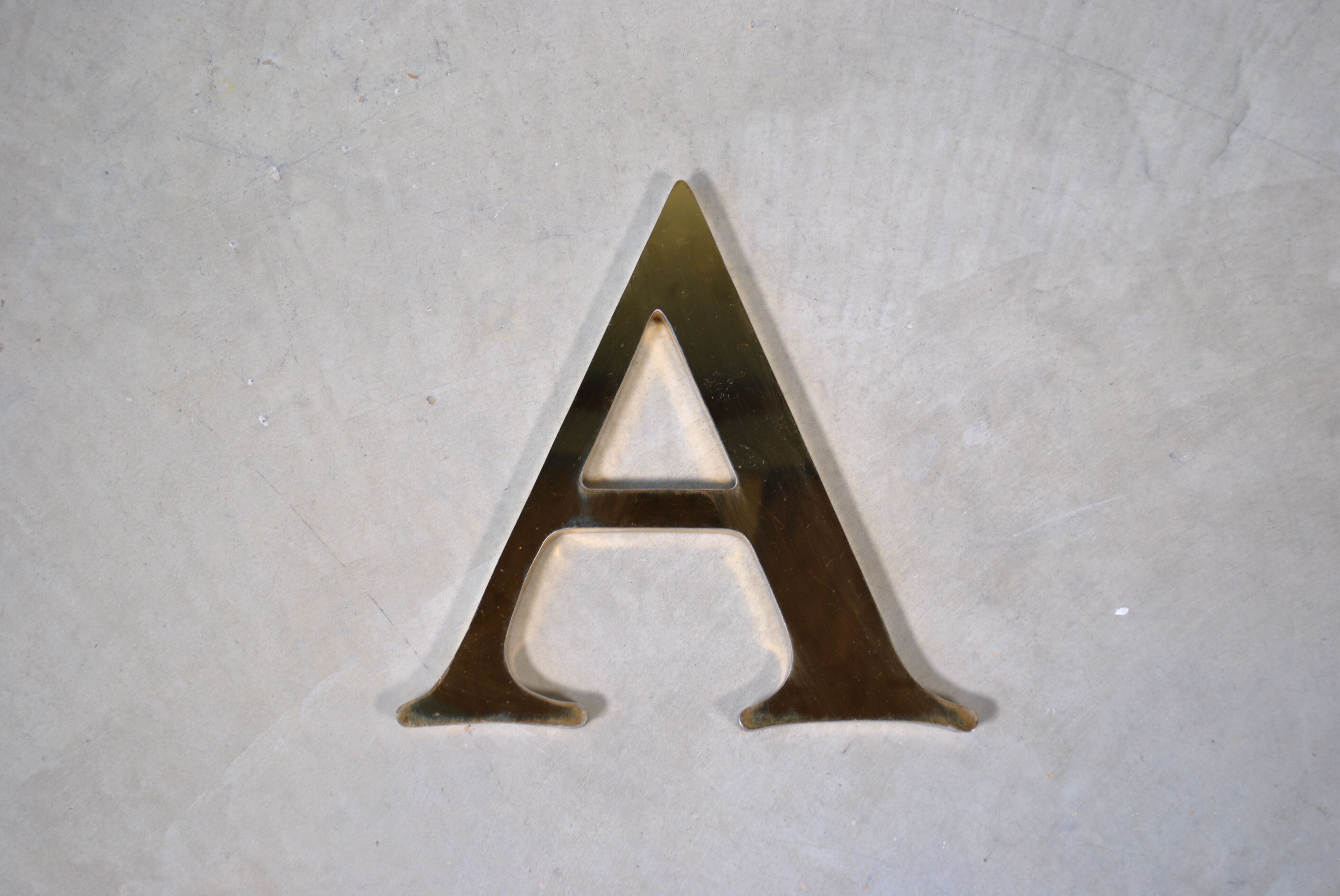 Lettre enseigne en métal dorée "A"  1980
