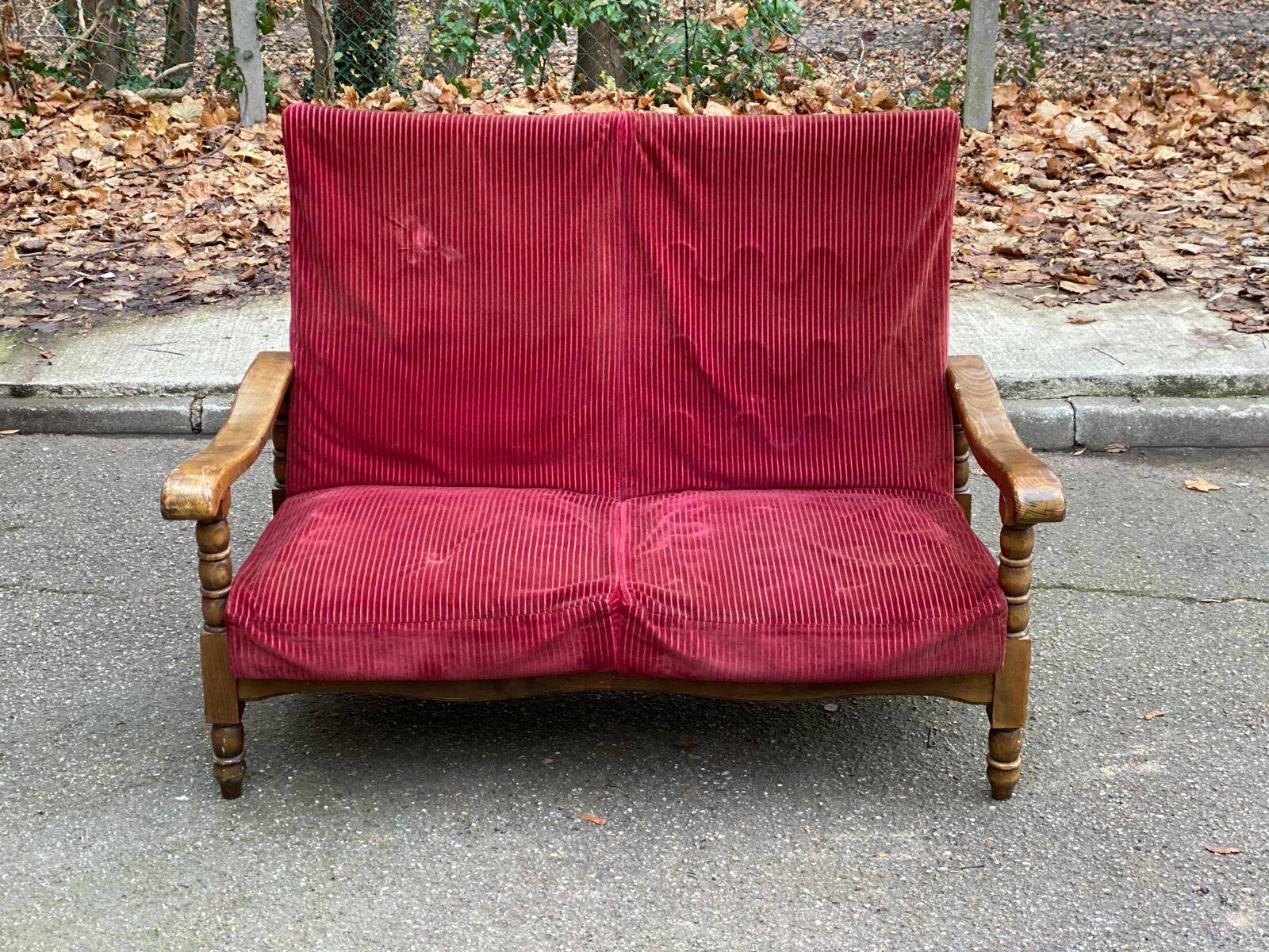 Canapé vintage 2 places en bois massif et velours bordeaux du 20ème