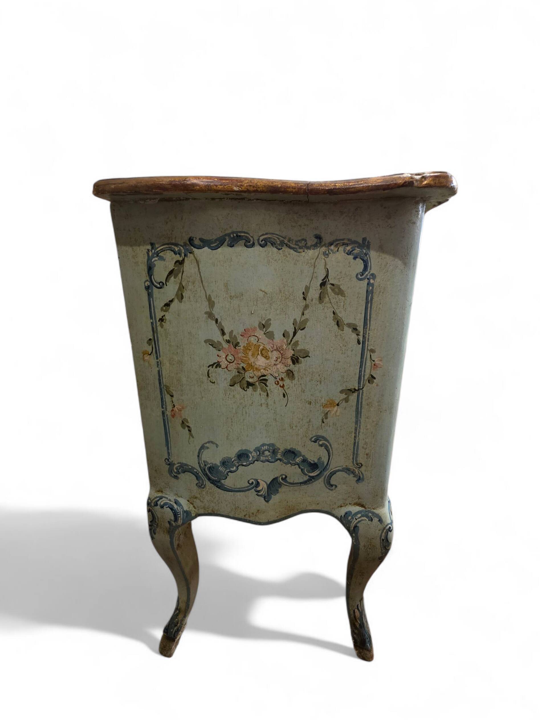 18th century Venetian chest of drawers
