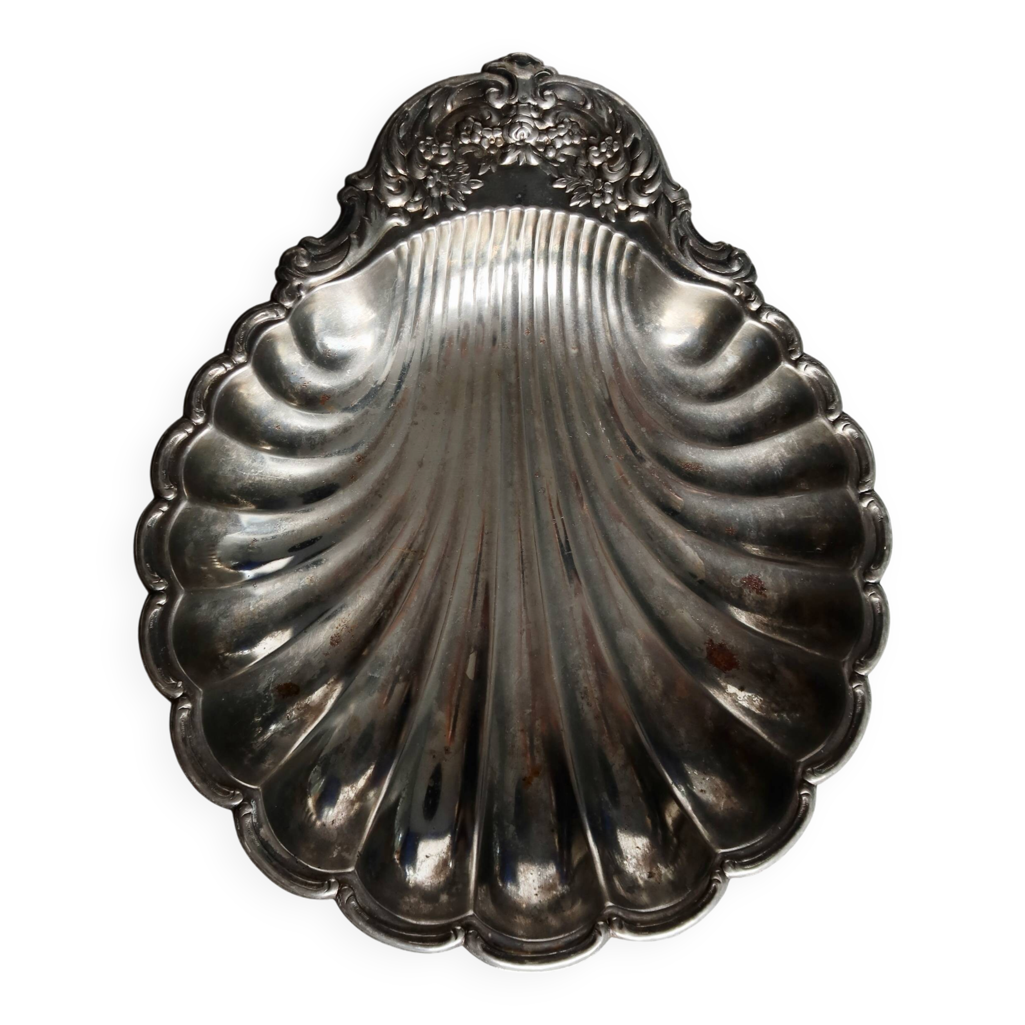 Large vintage shell-shaped platter in shiny silver-plated metal.
