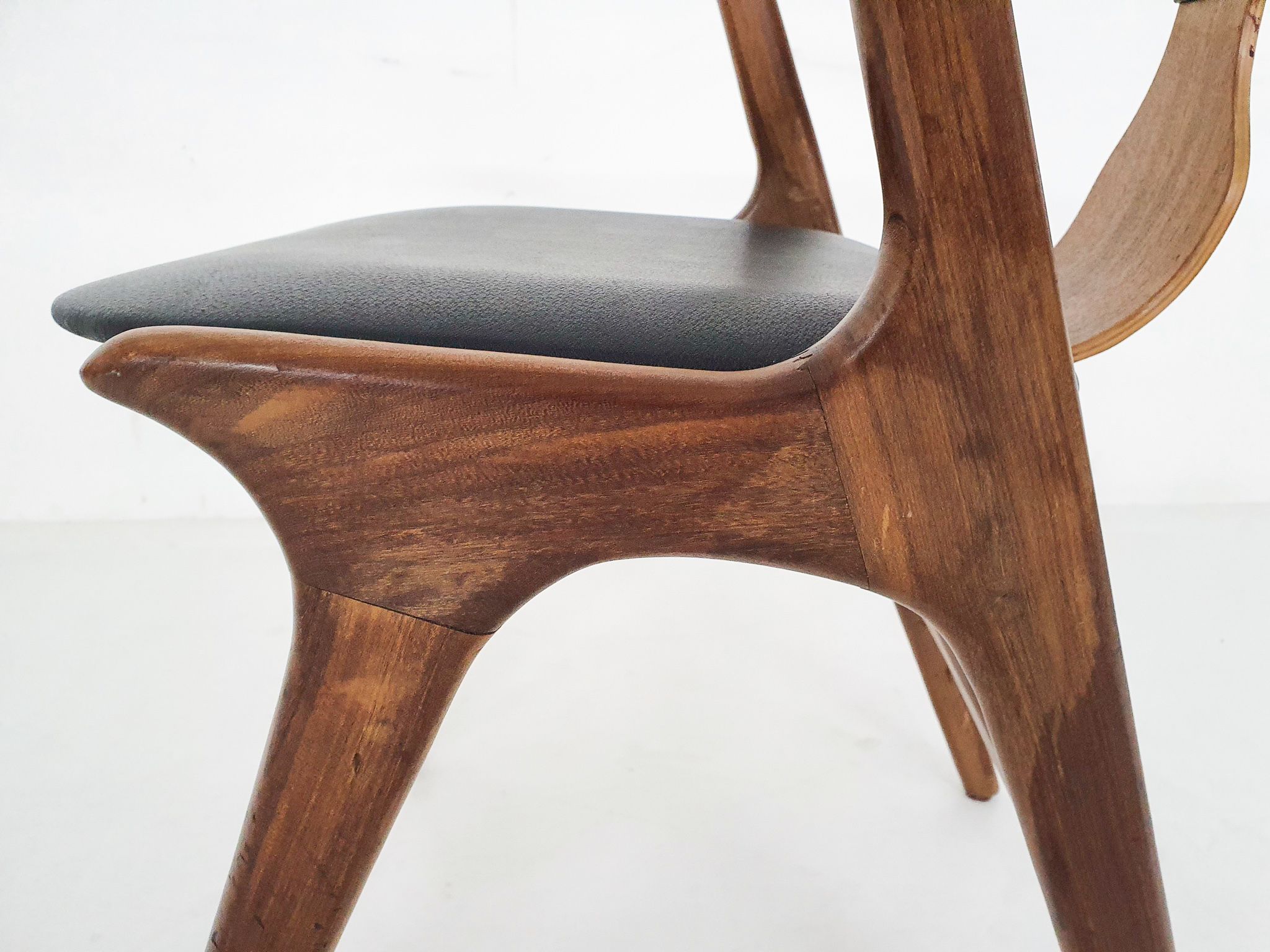 Chaise en teck et vinyle « cowhorn » par AWA, Pays-Bas années 1950