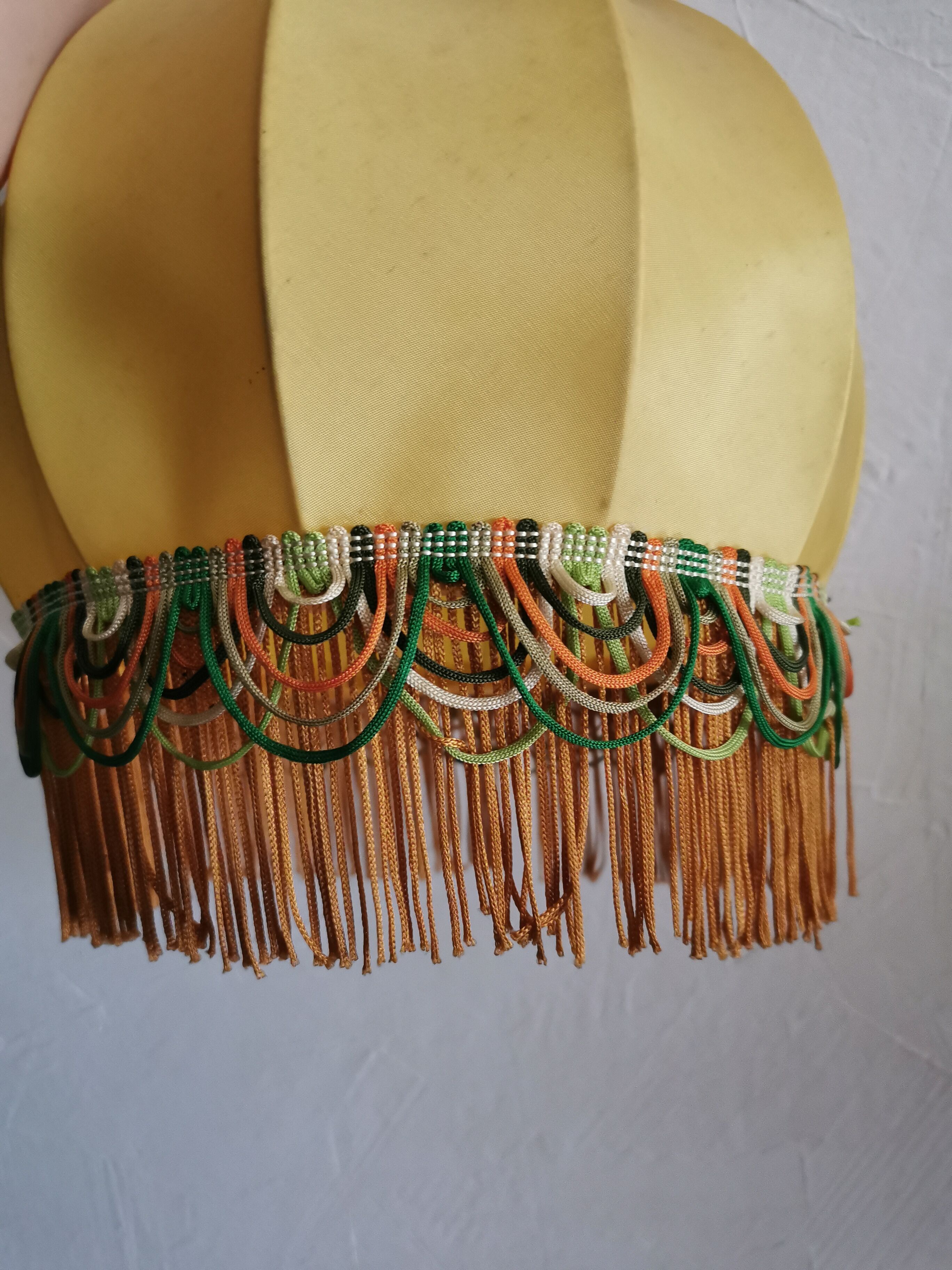 Suspension en tissu jaune à franges