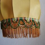 Suspension en tissu jaune à franges
