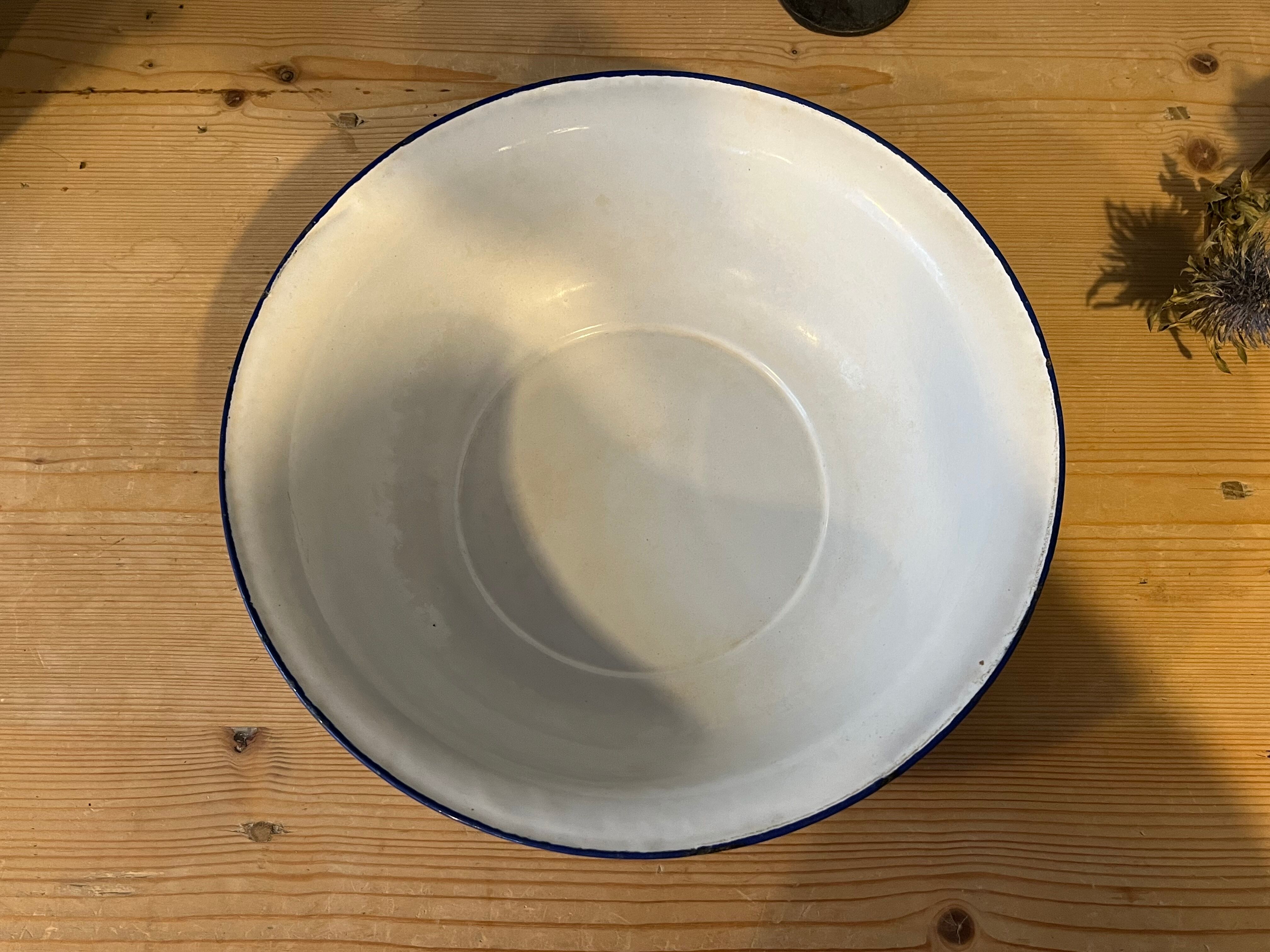 Old enamelled sheet metal basin