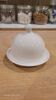 Beurrier en porcelaine blanche accompagné de sa cloche assortie