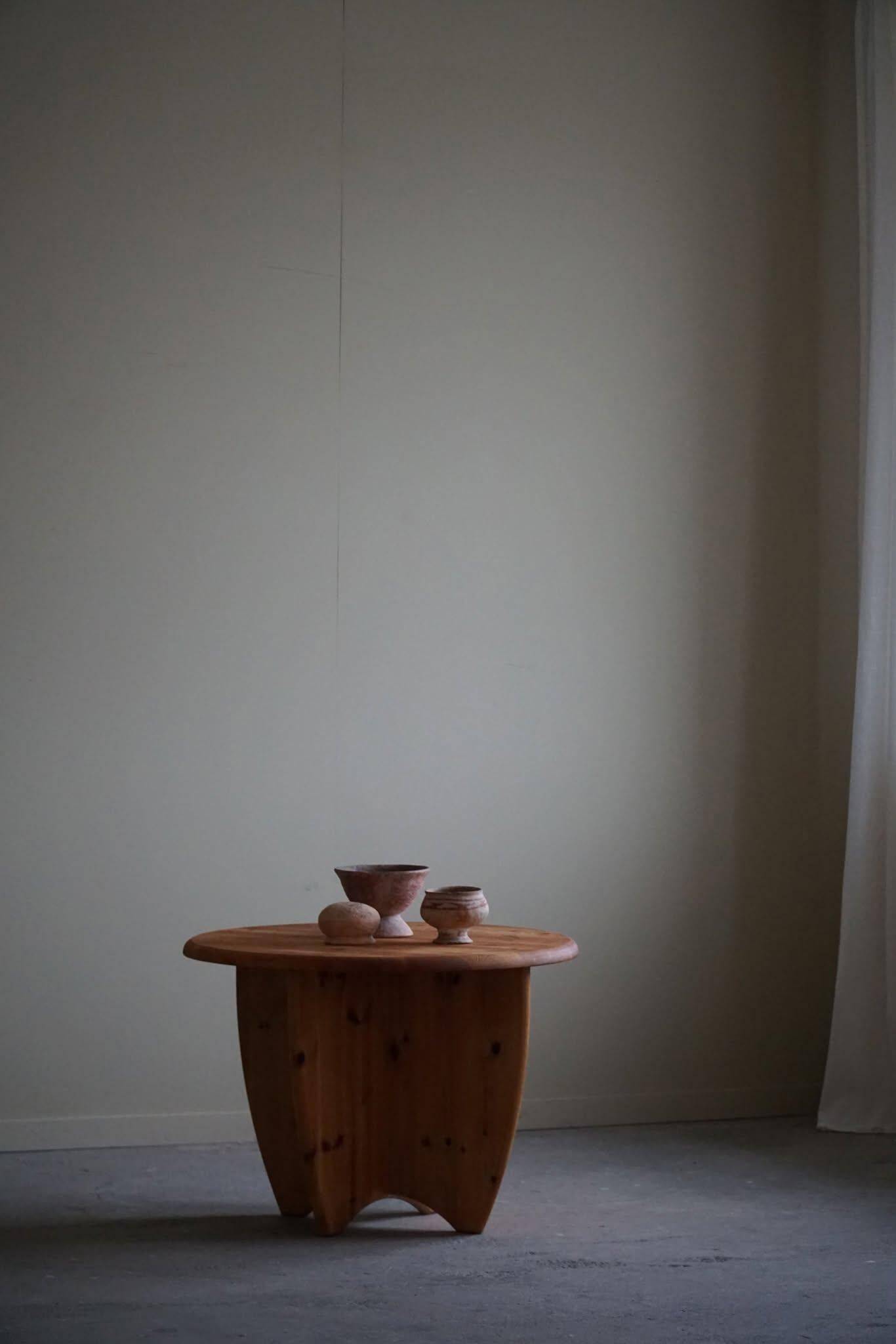 Modern round Danish coffee table in solid pine, Rainer Daumiller style, 1970s.