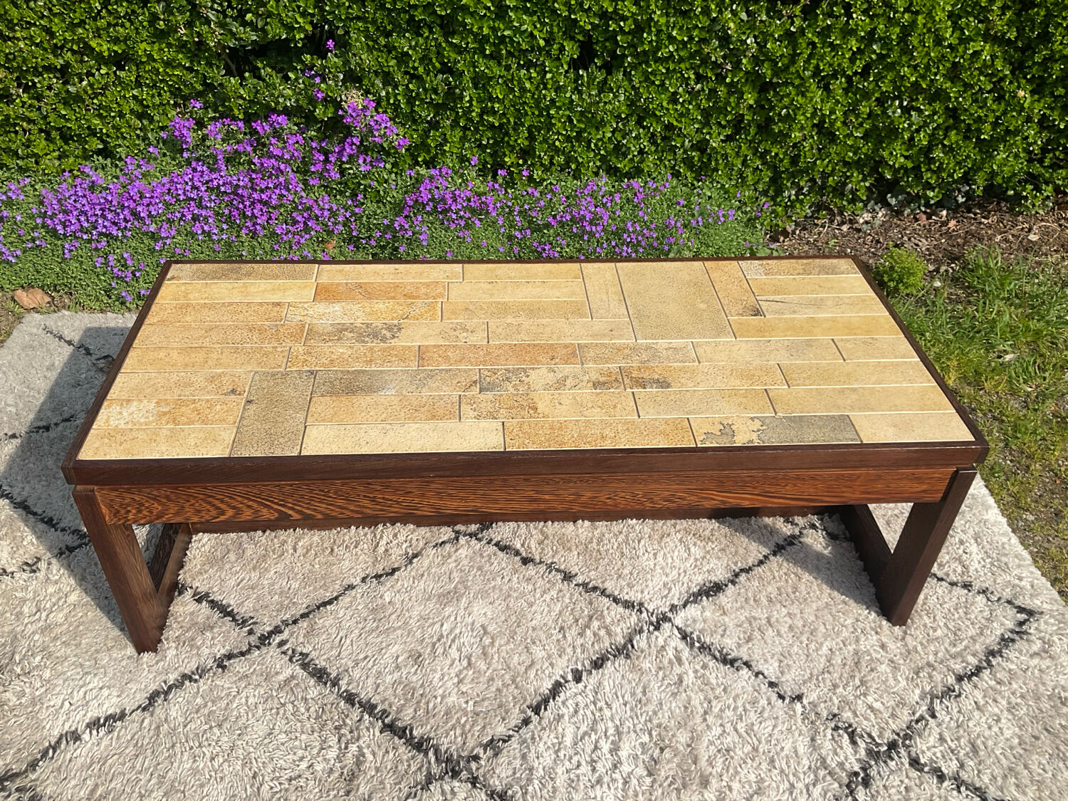 Vintage coffee table in rosewood and ceramic.