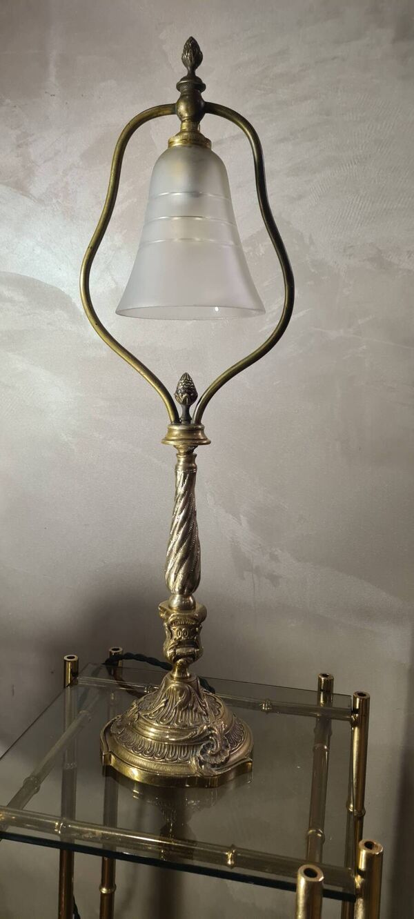 Lampe ancienne en bronze et verre opaque