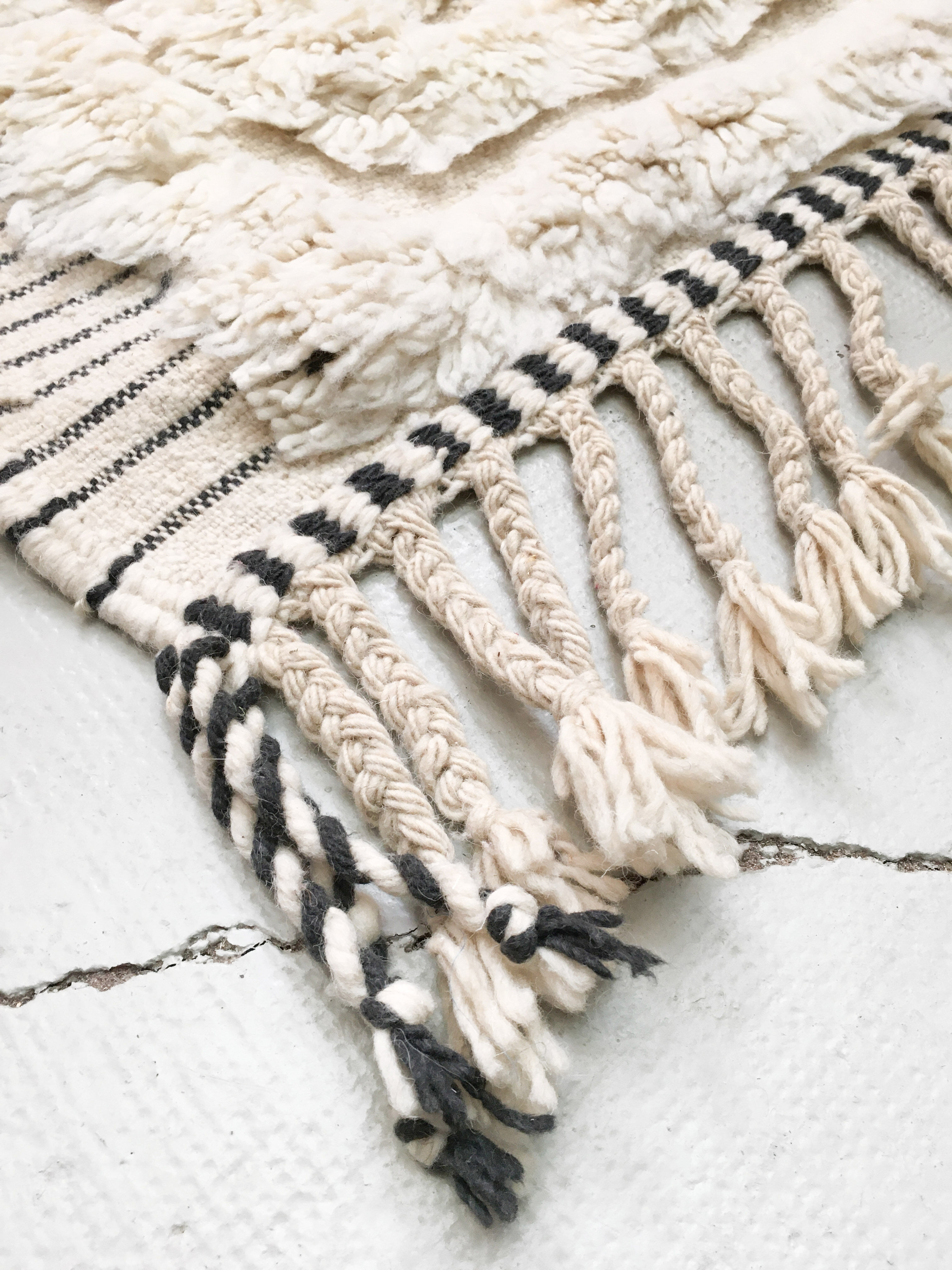 Moroccan Berber carpet beni ouarain unbleached plain with engraved pattern 300x216cm