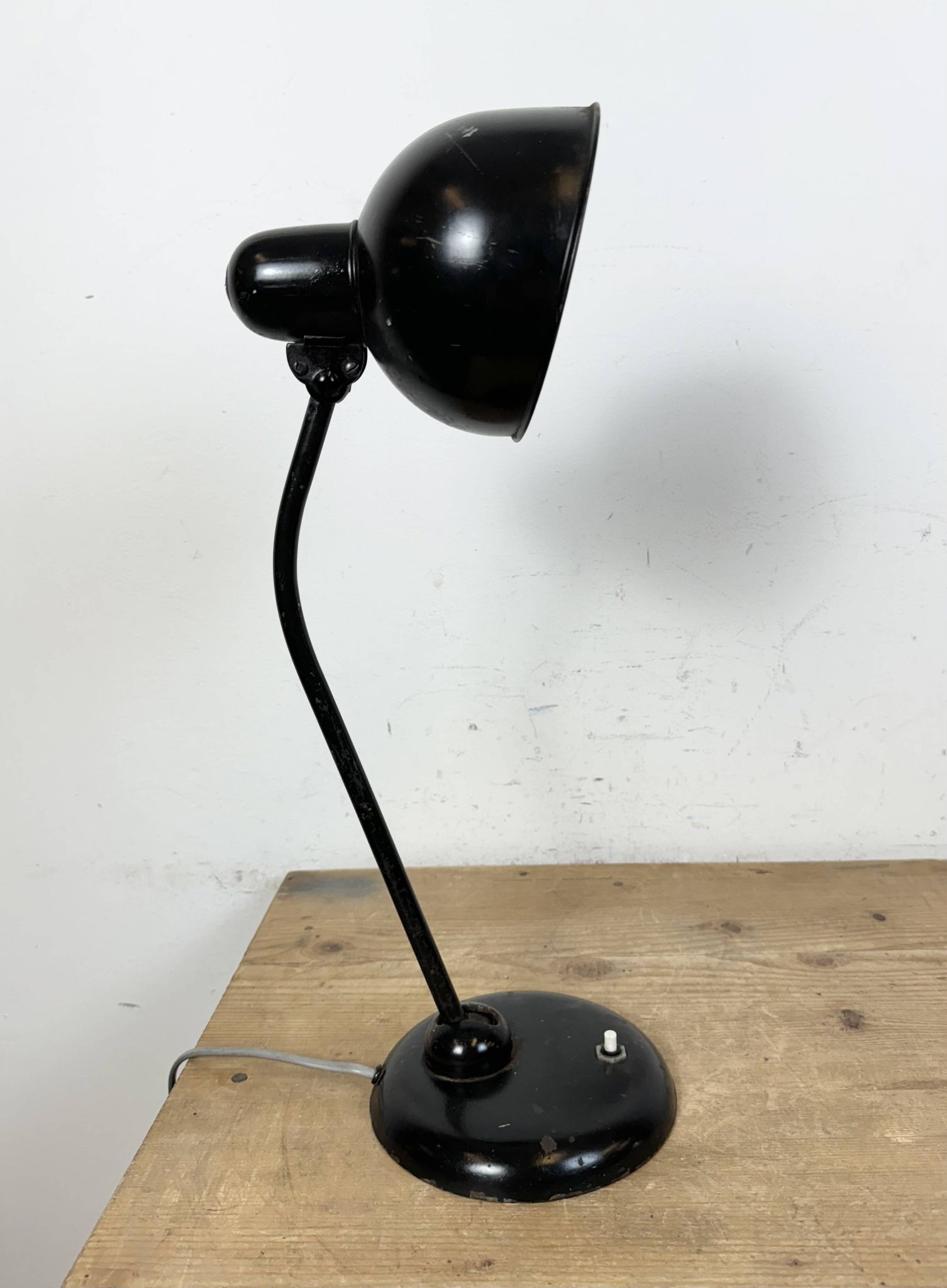 Lampe de table industrielle Bauhaus noire, années 1930