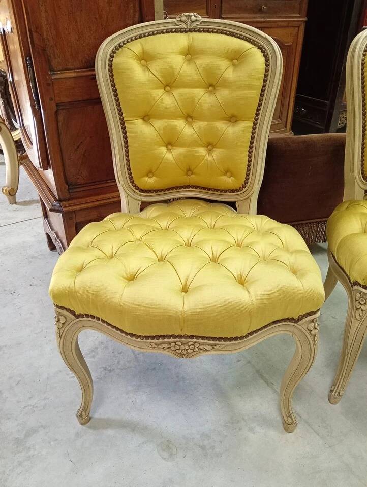 Paire de chaises chauffeuses capitonnées de style Louis XV
