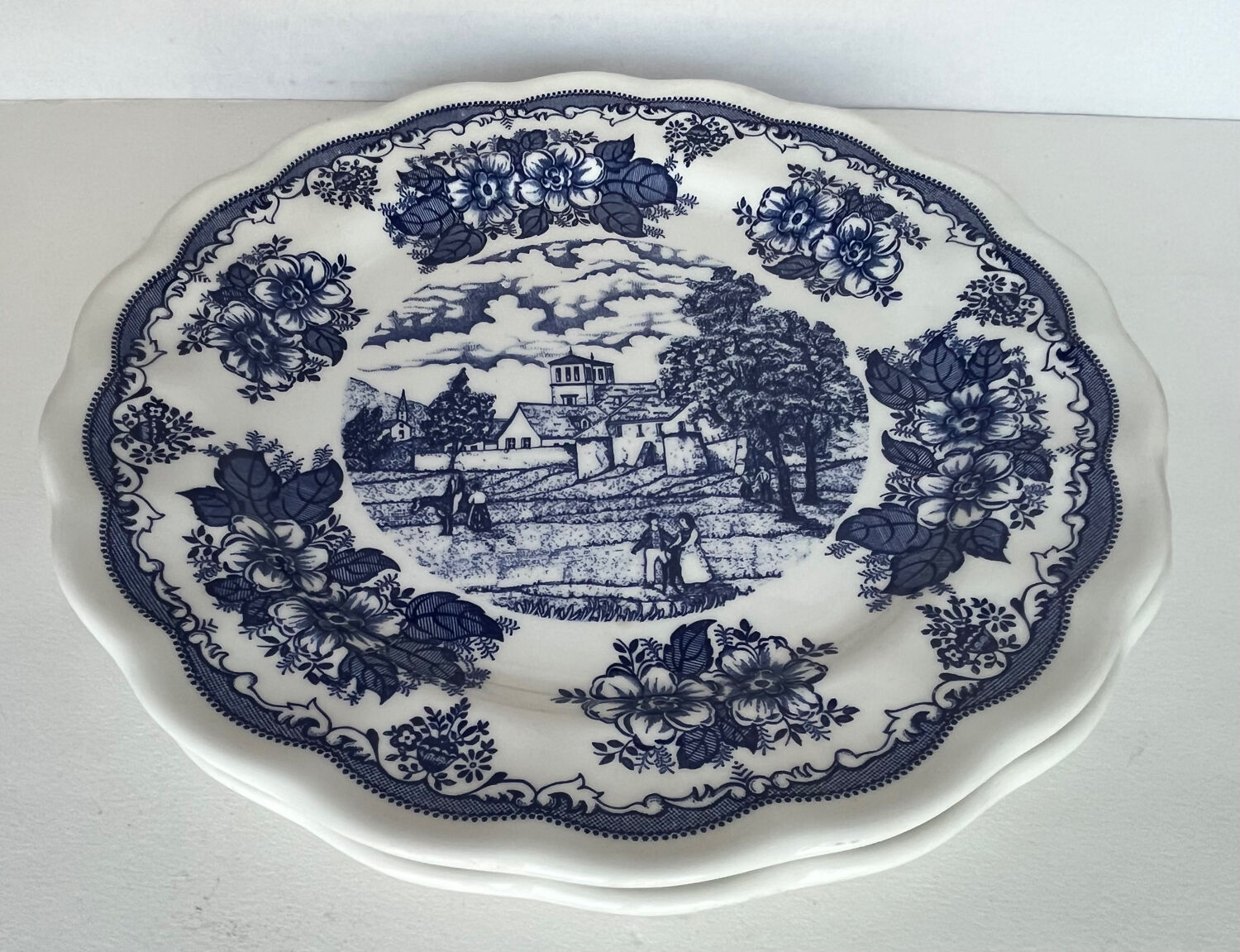2 assiettes plates décor anglais