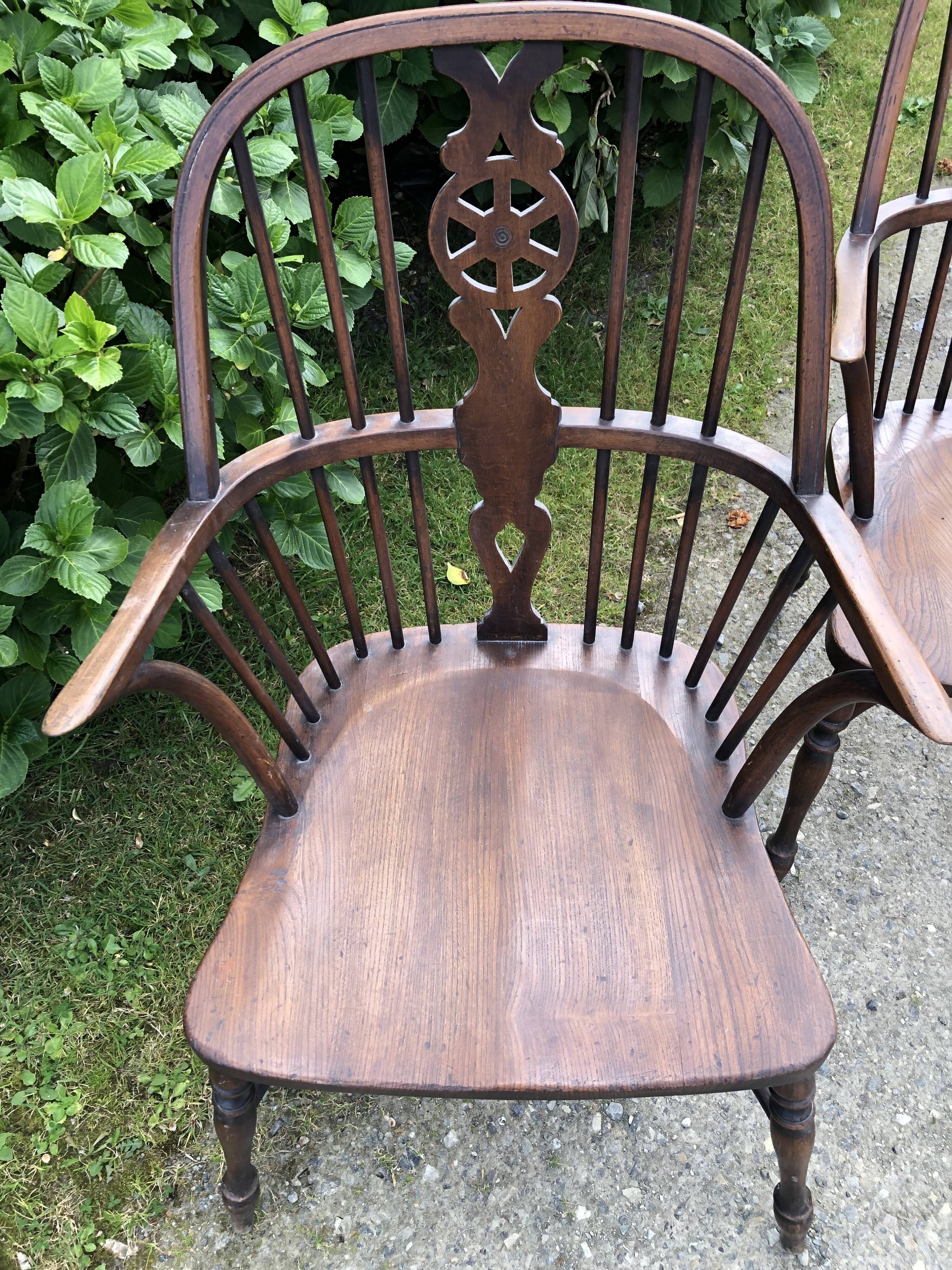 A pair of Windsor chairs in solid elm from the 1950s.