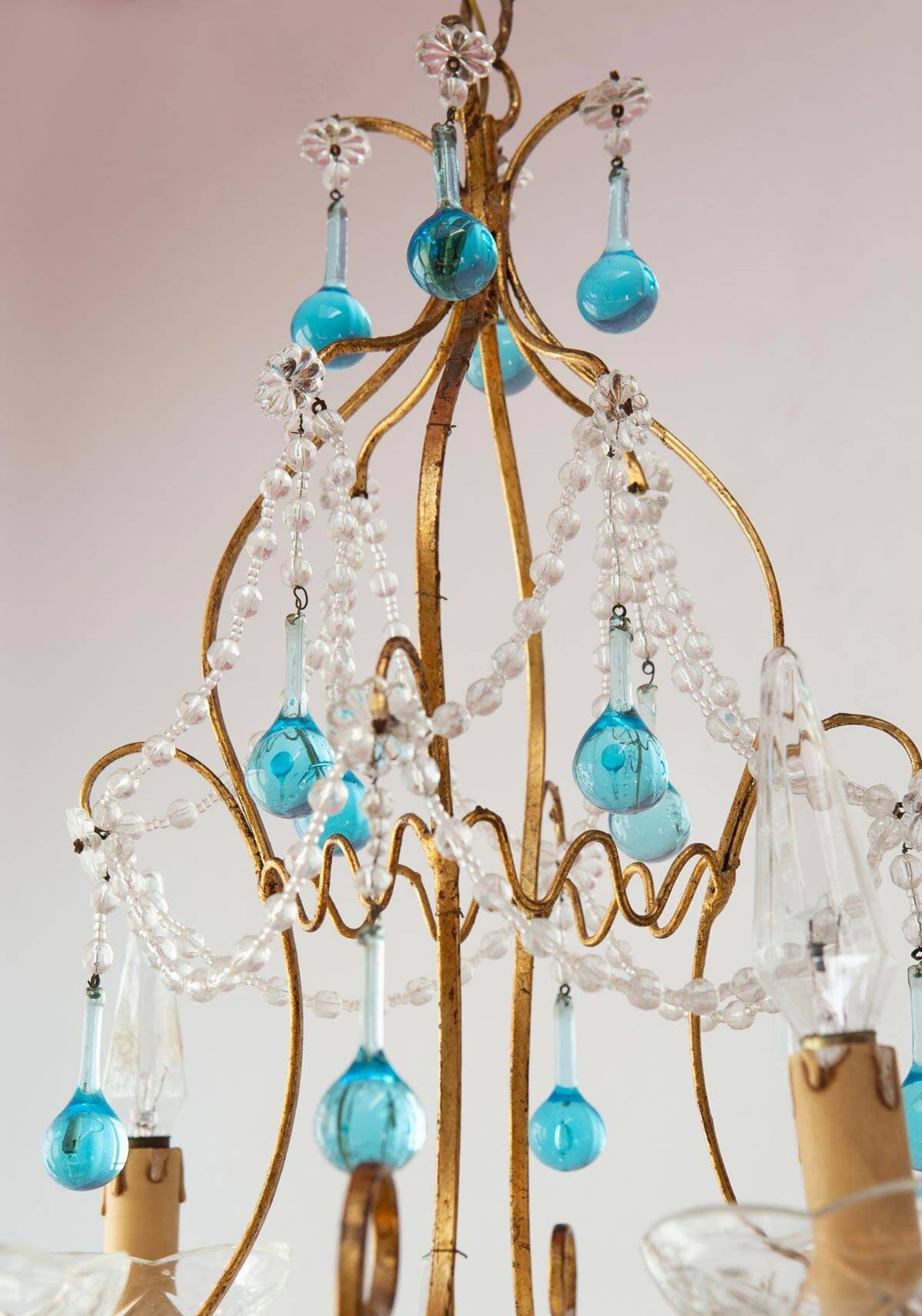 Italian chandelier in gold metal and blue crystal drops