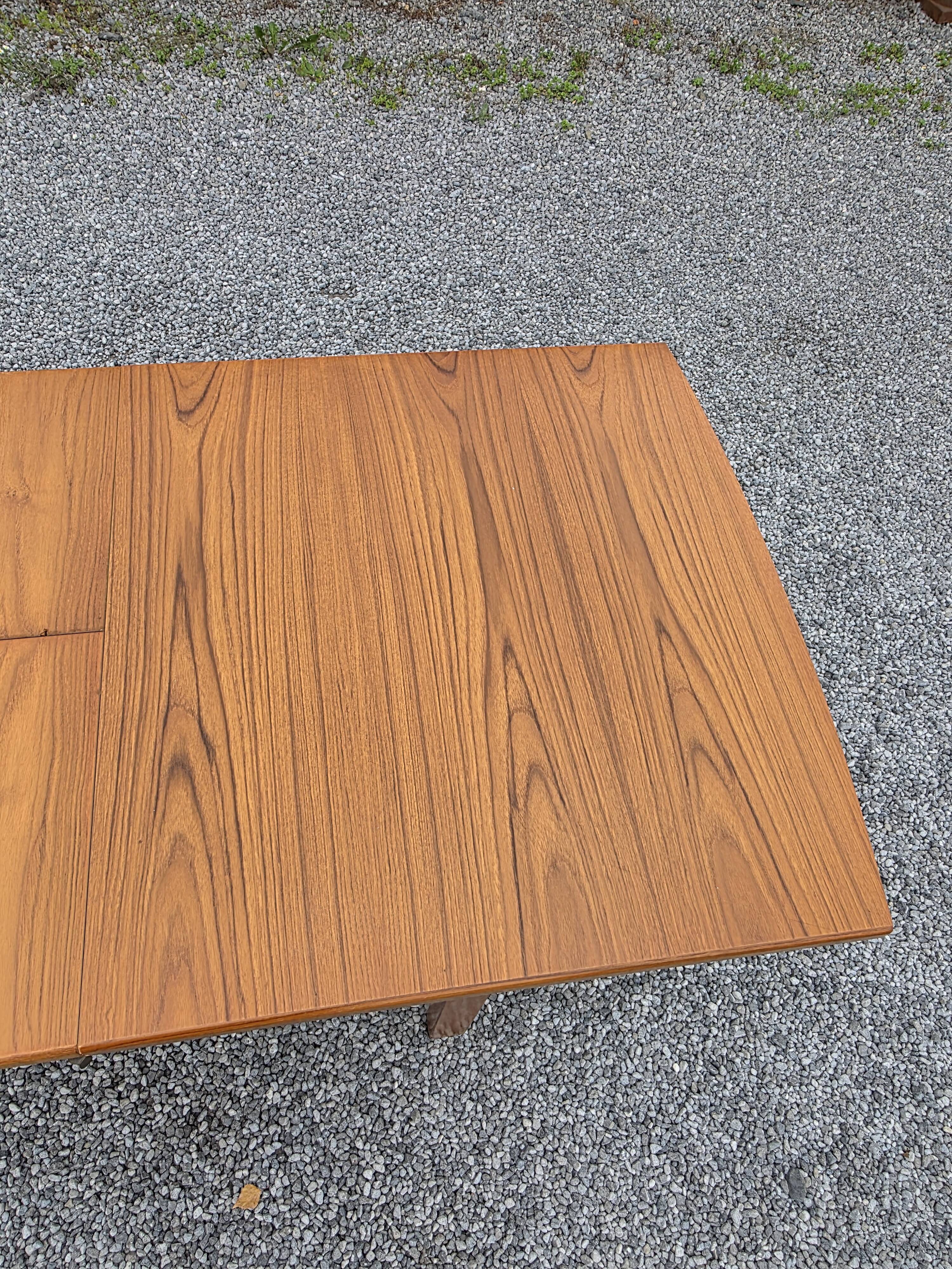 Table scandinave extensible en teck des années 60