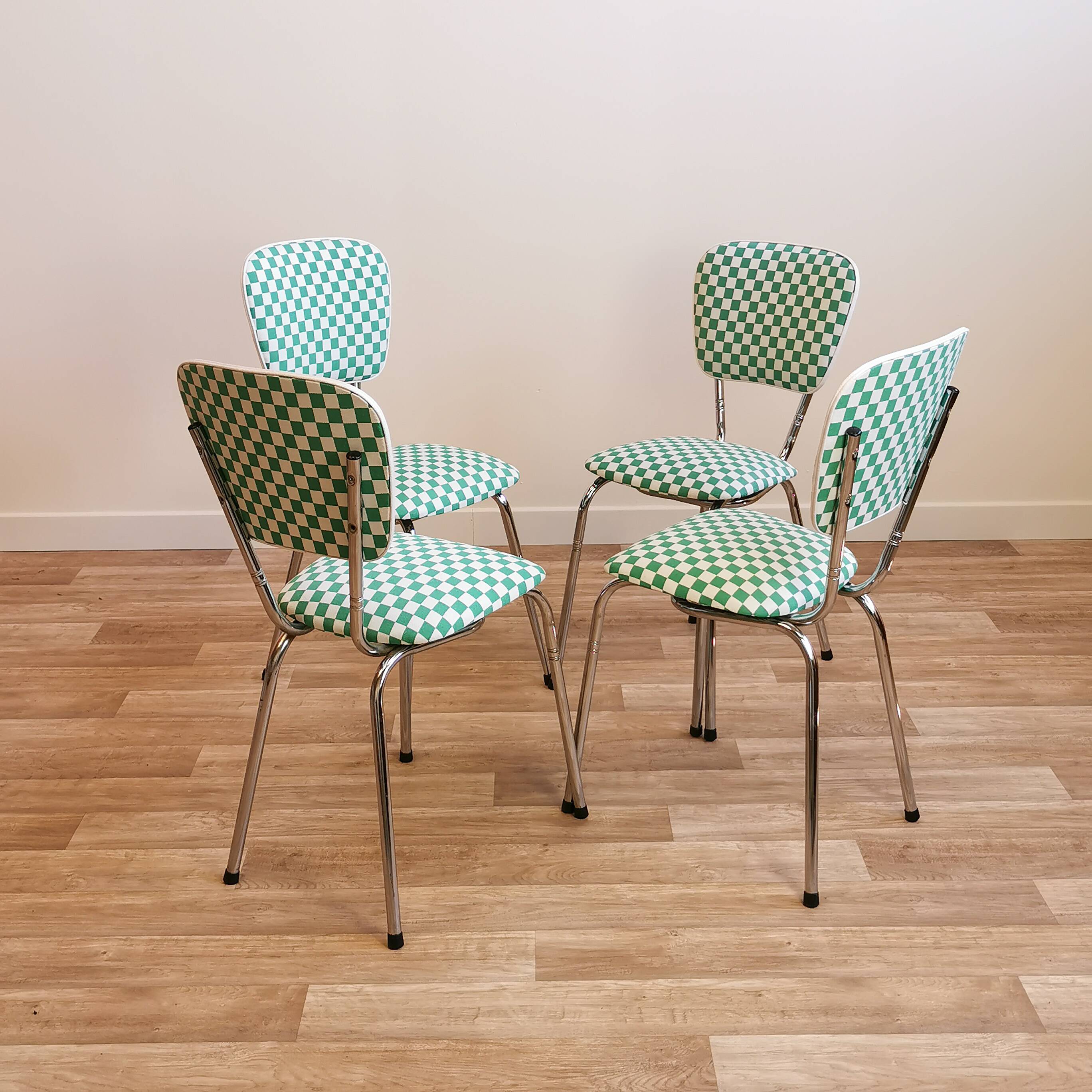 4 chaises vintage retapissées en tissu damier