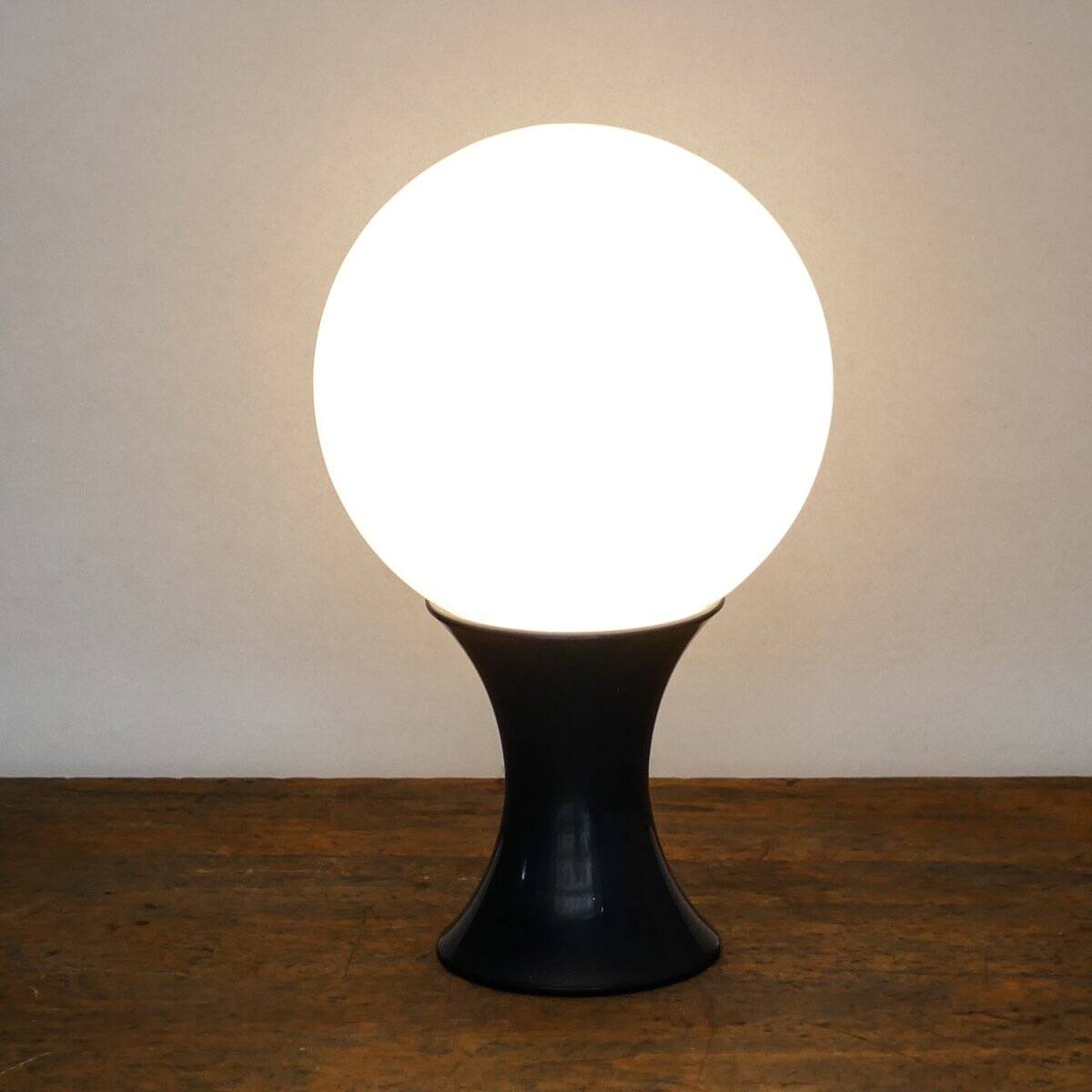 Grande lampe de table en forme de champignon en verre opalin blanc par Stilnovo, années 60