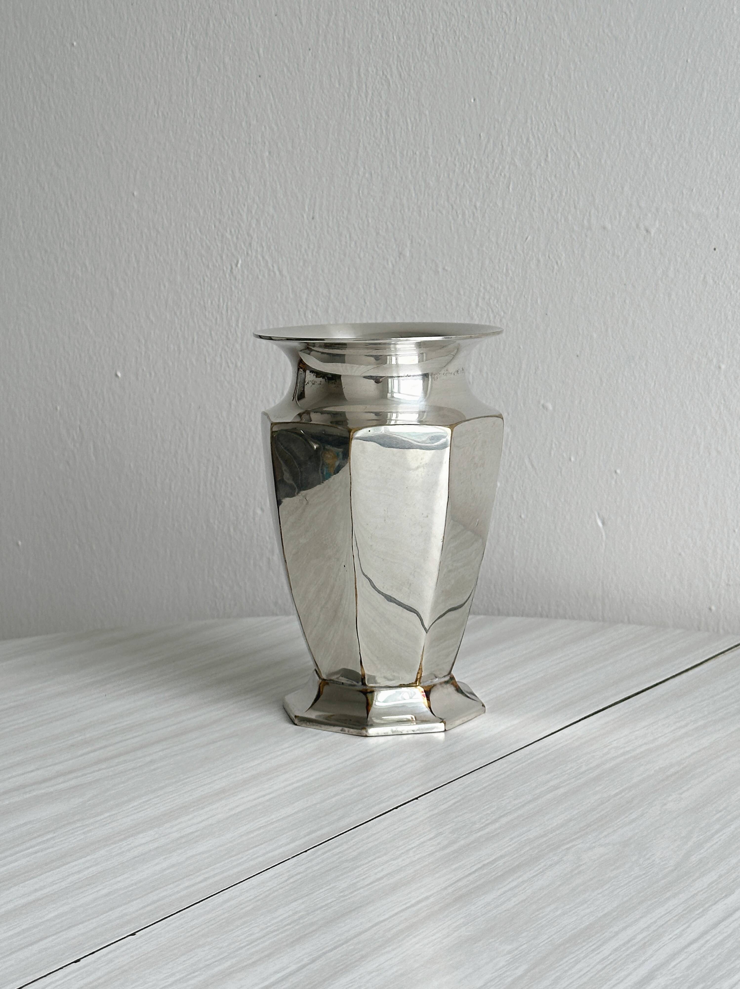 Vase en métal argenté à pans coupés