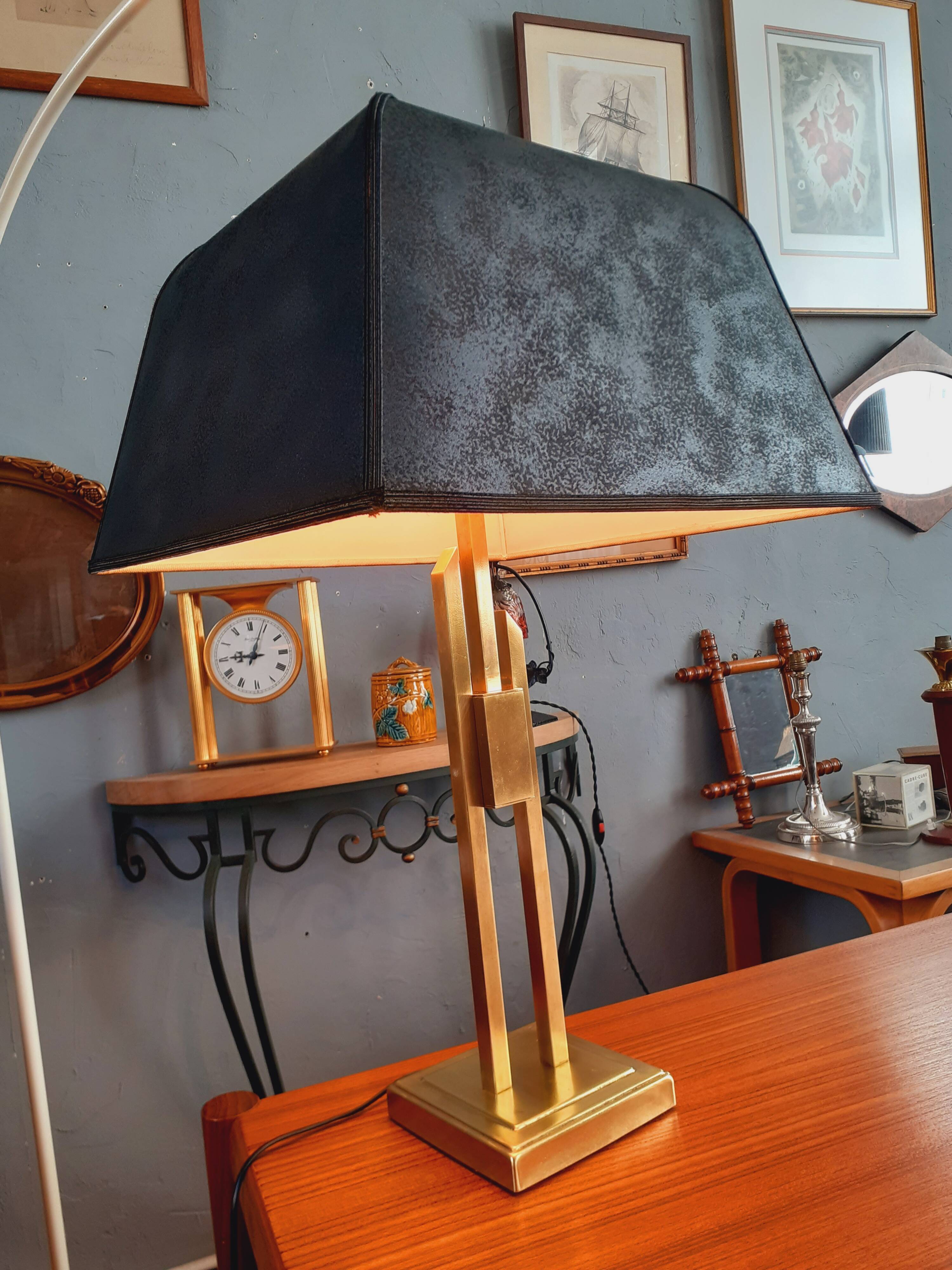 Lampe à poser dite " Gratte-ciel" en laiton année 70