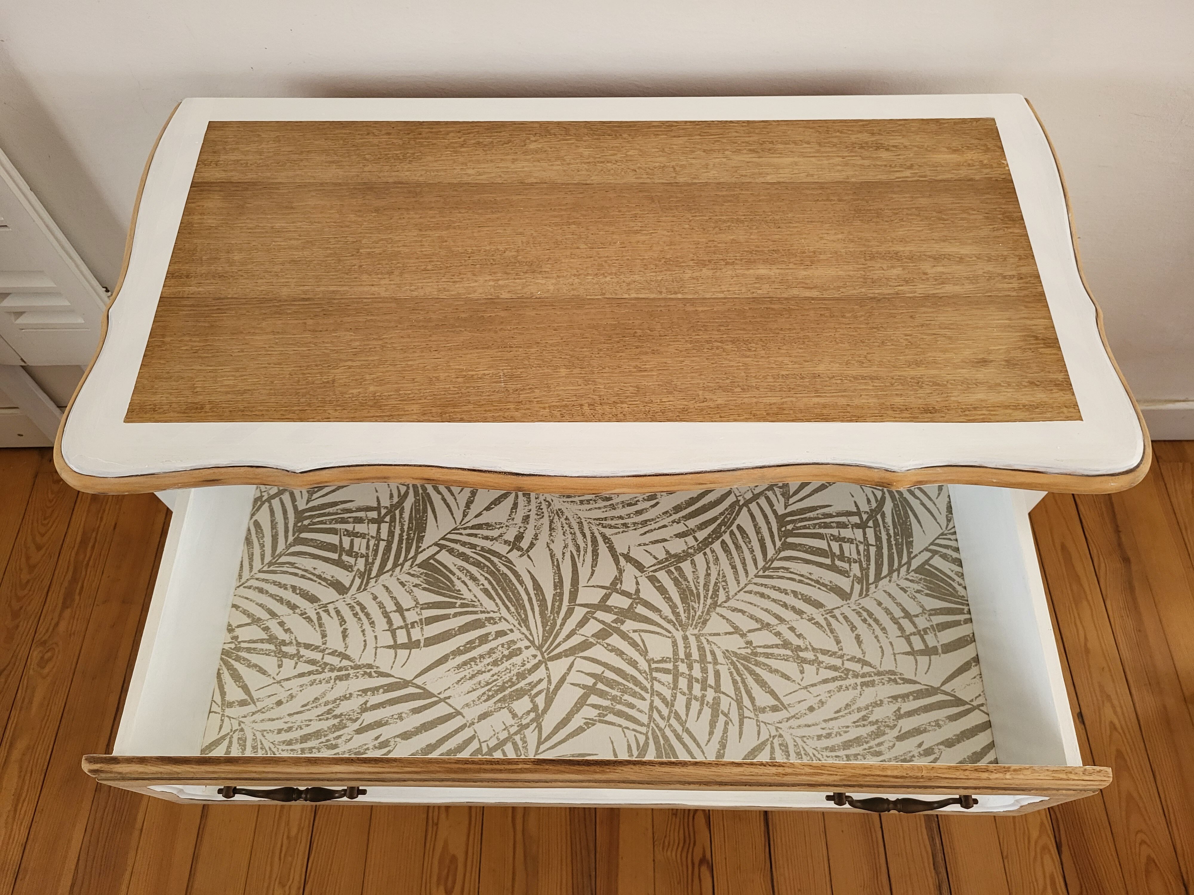 Chest of drawers curved feet