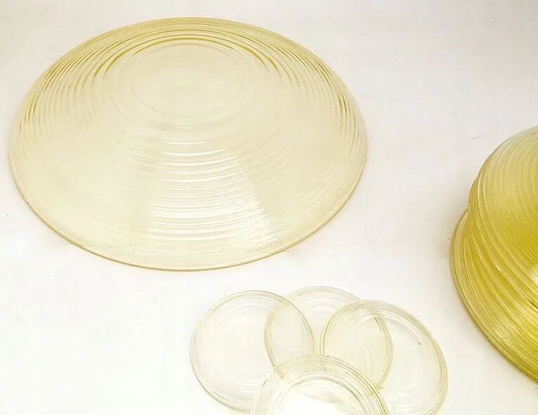 10 assiettes, un grand plat central et 4 sous-verres