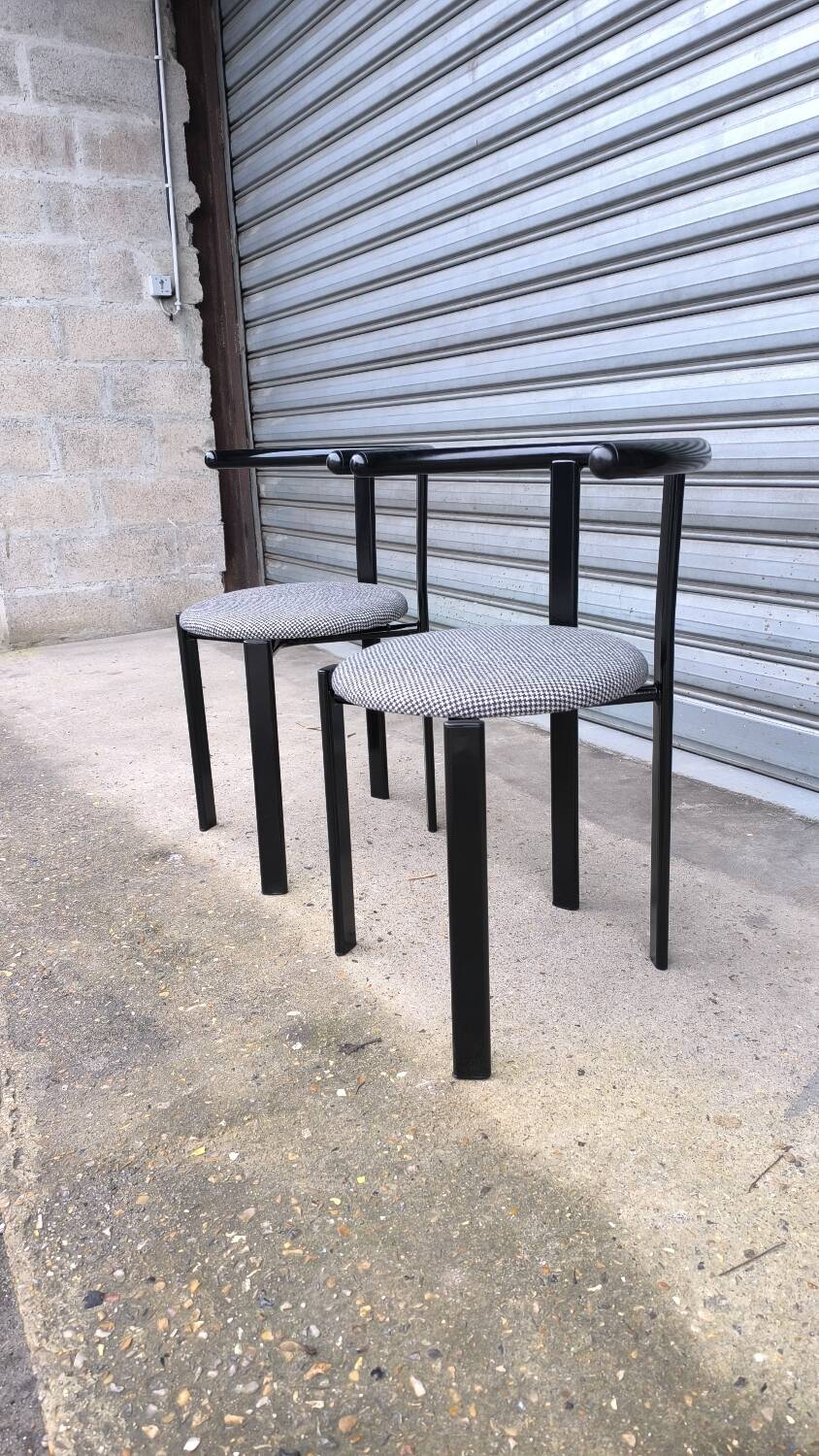 Paire de chaises moderniste 1980