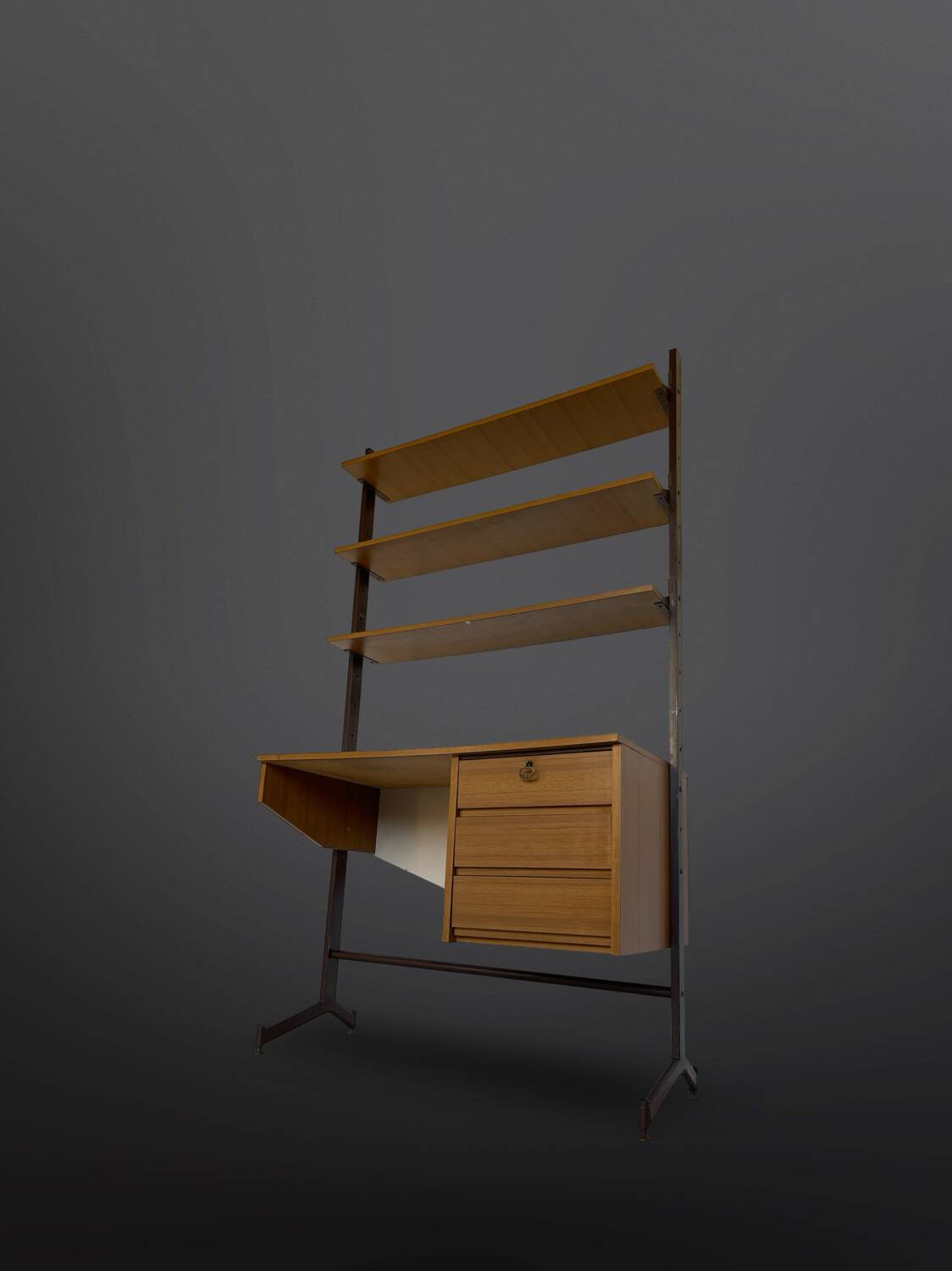 Bibliothèque italienne du milieu du siècle avec bureau.