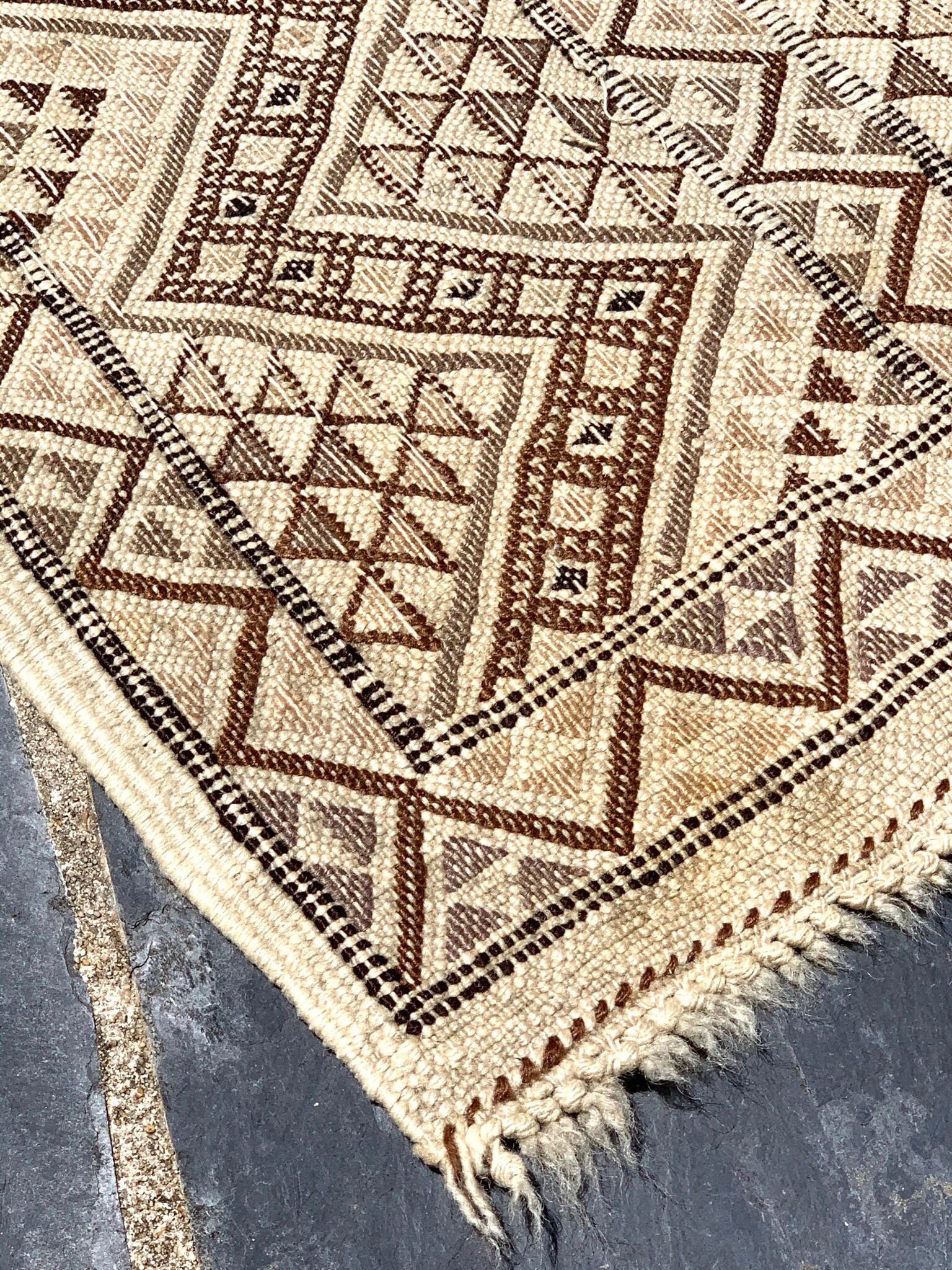 Tapis marocain beige et marron, années 70 - 186x266cm