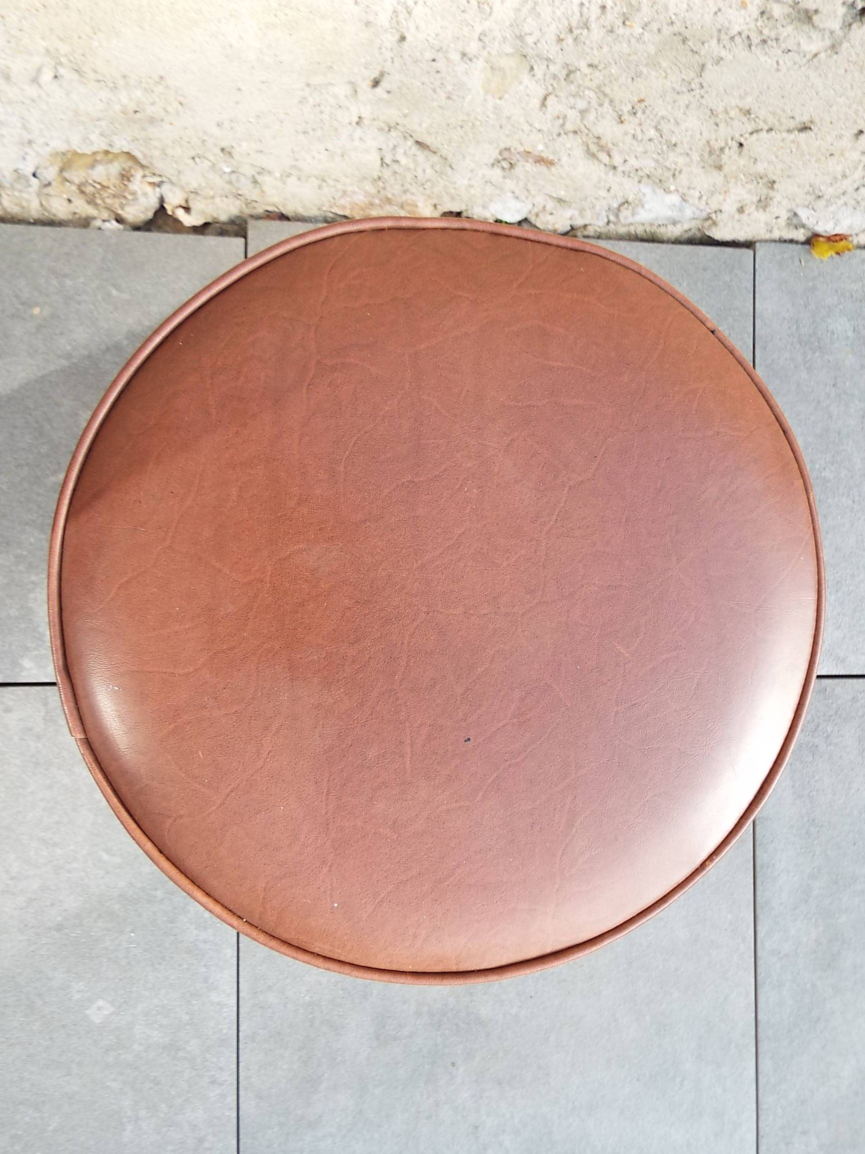 Adjustable piano stool