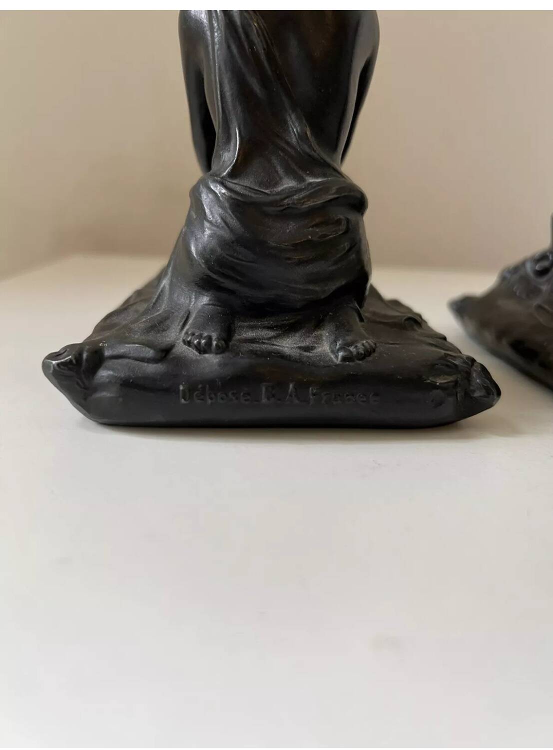 Serre-livres Art nouveau en régule figurant une femme, 1900