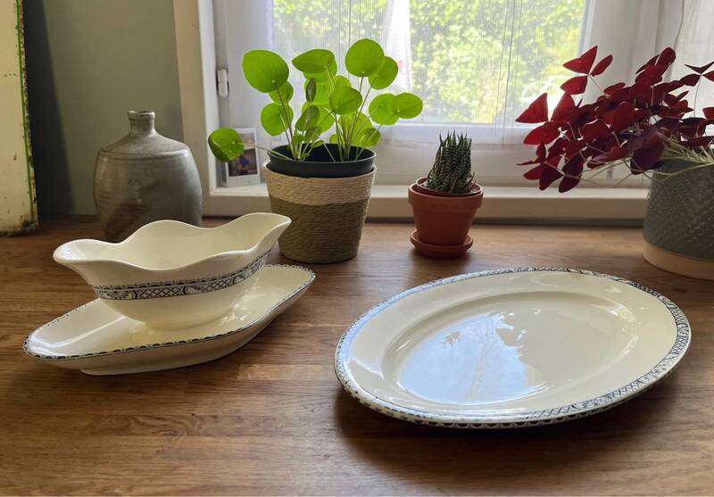 Sauceboat and old earthenware dish Salins - Terre de fer