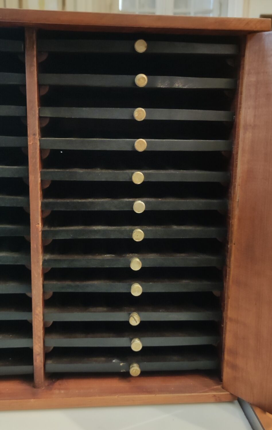 Cigar humidor cabinet