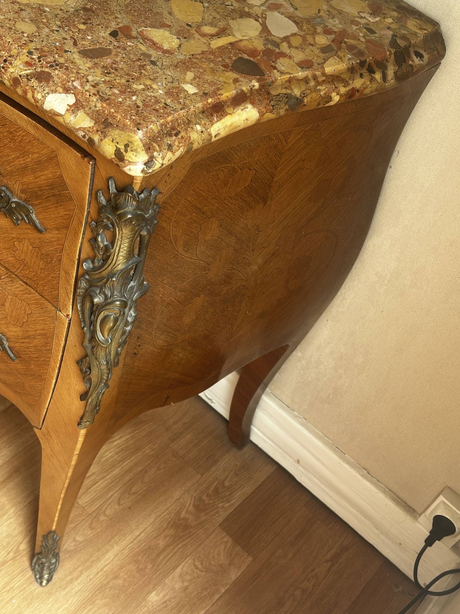 Commode galbée marquetée style Louis XV – plateau marbre- 19 e siècle