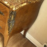 Commode galbée marquetée style Louis XV – plateau marbre- 19 e siècle