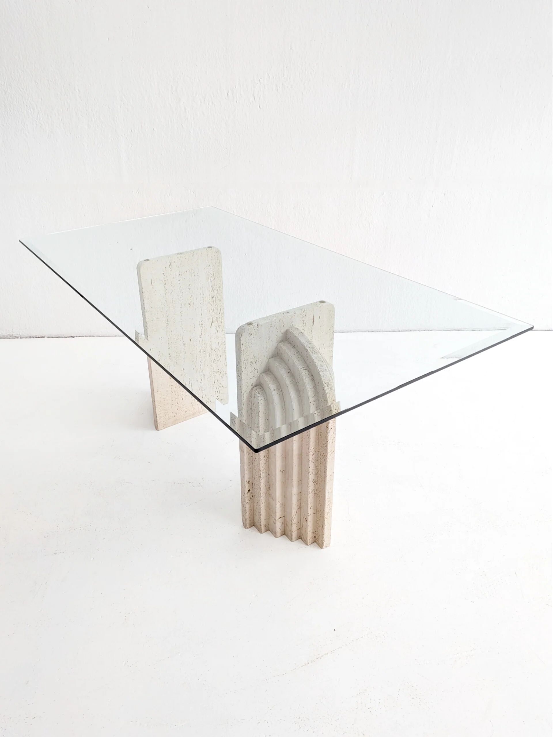 Dining table in travertine and glass with sculpted legs, 1970s.