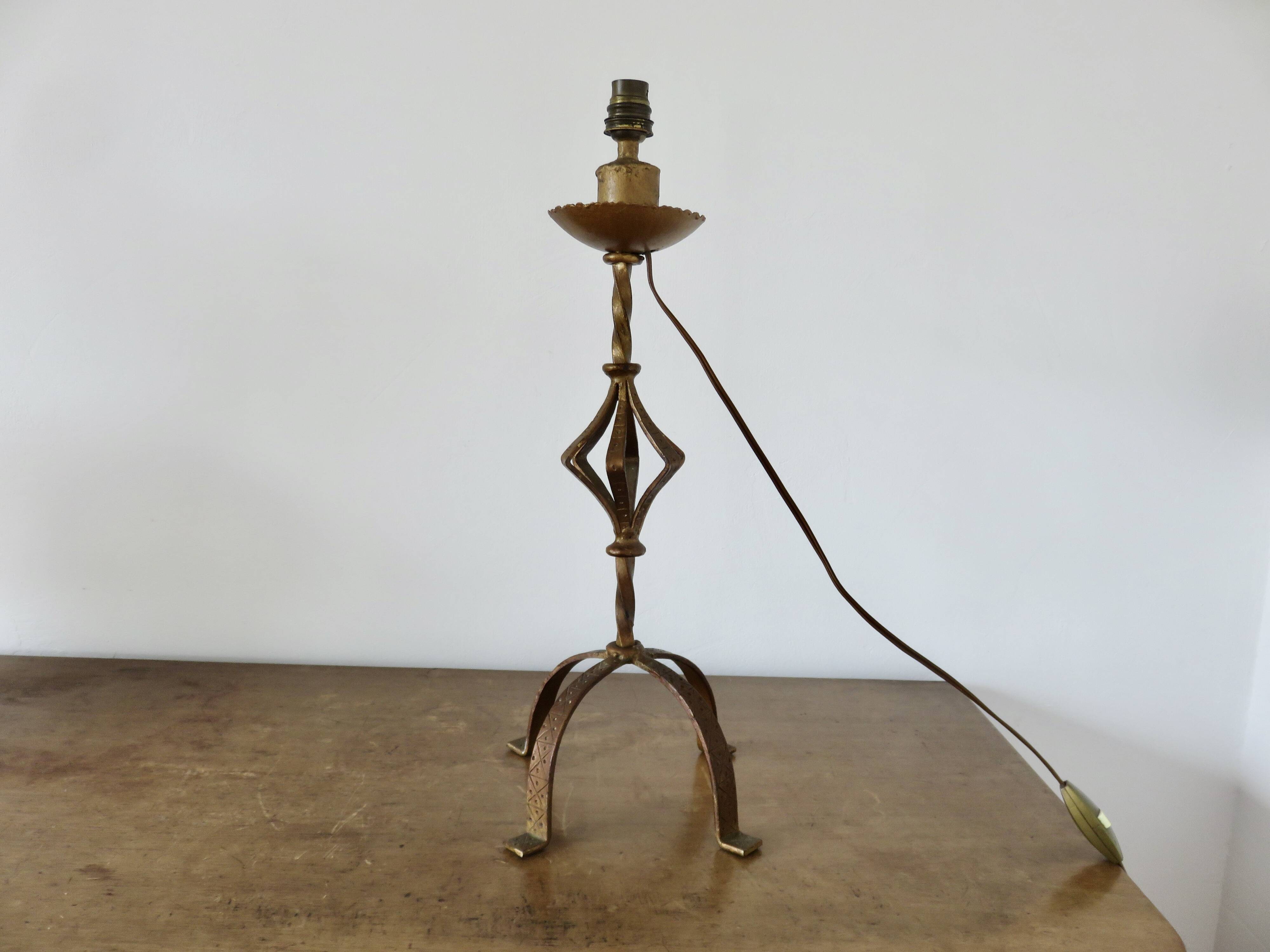 Large "Arts & Crafts" style lamp in beaten iron with a golden patina.