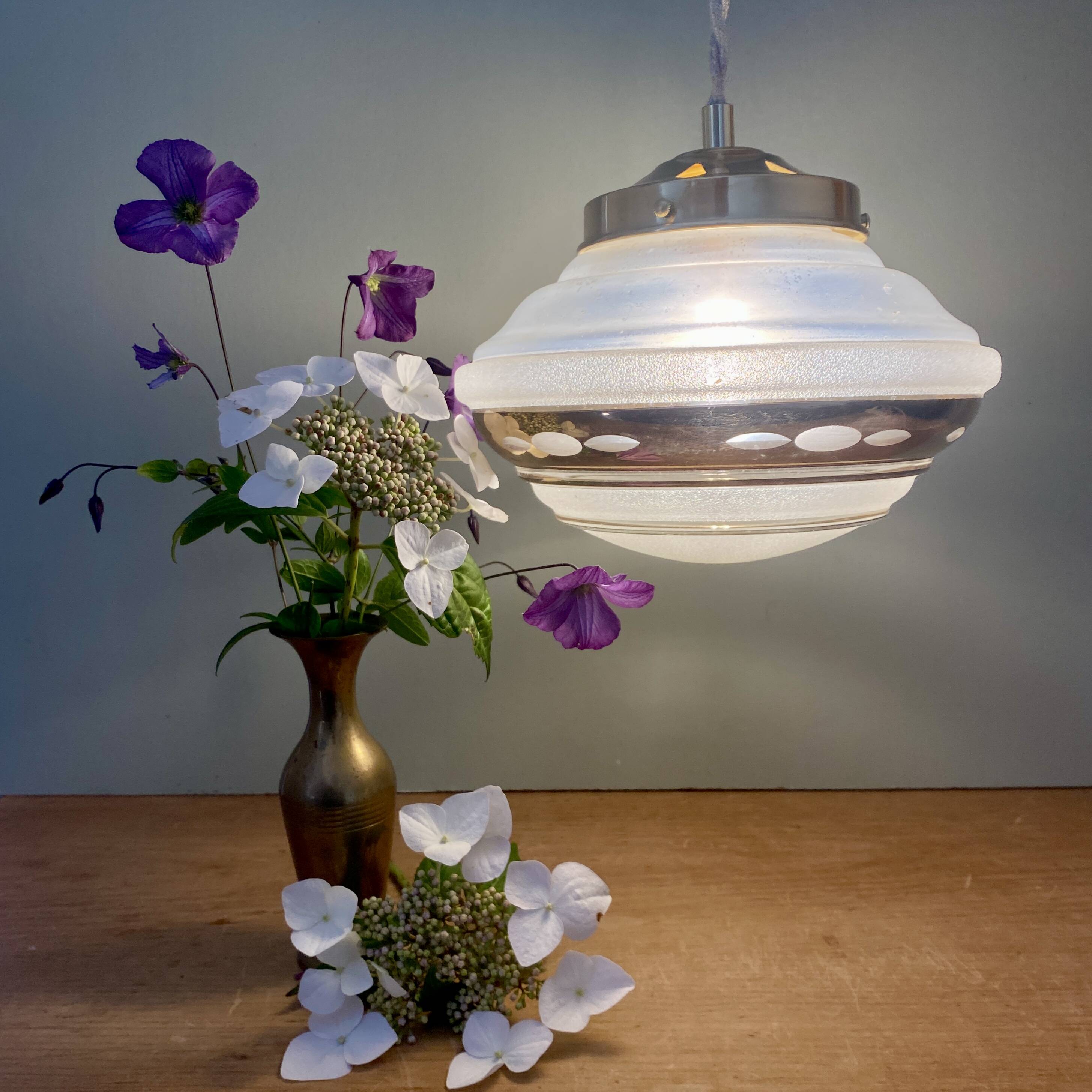 Vintage art deco globe pendant light in white and gold frosted glass