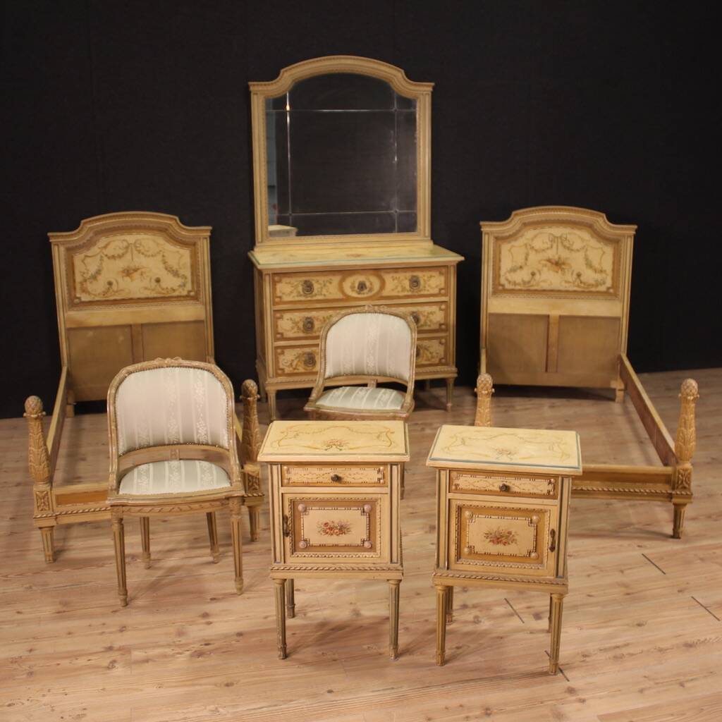 Paire de lits de style Louis XVI en bois laqué du XXe siècle