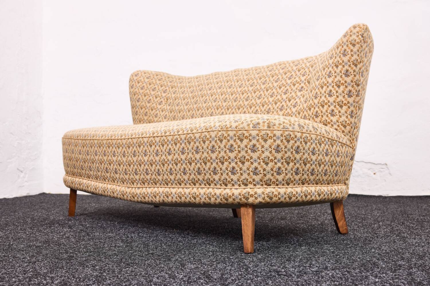 Ensemble canapé et fauteuil cocktail suédois, années 1950 – Dossier courbé