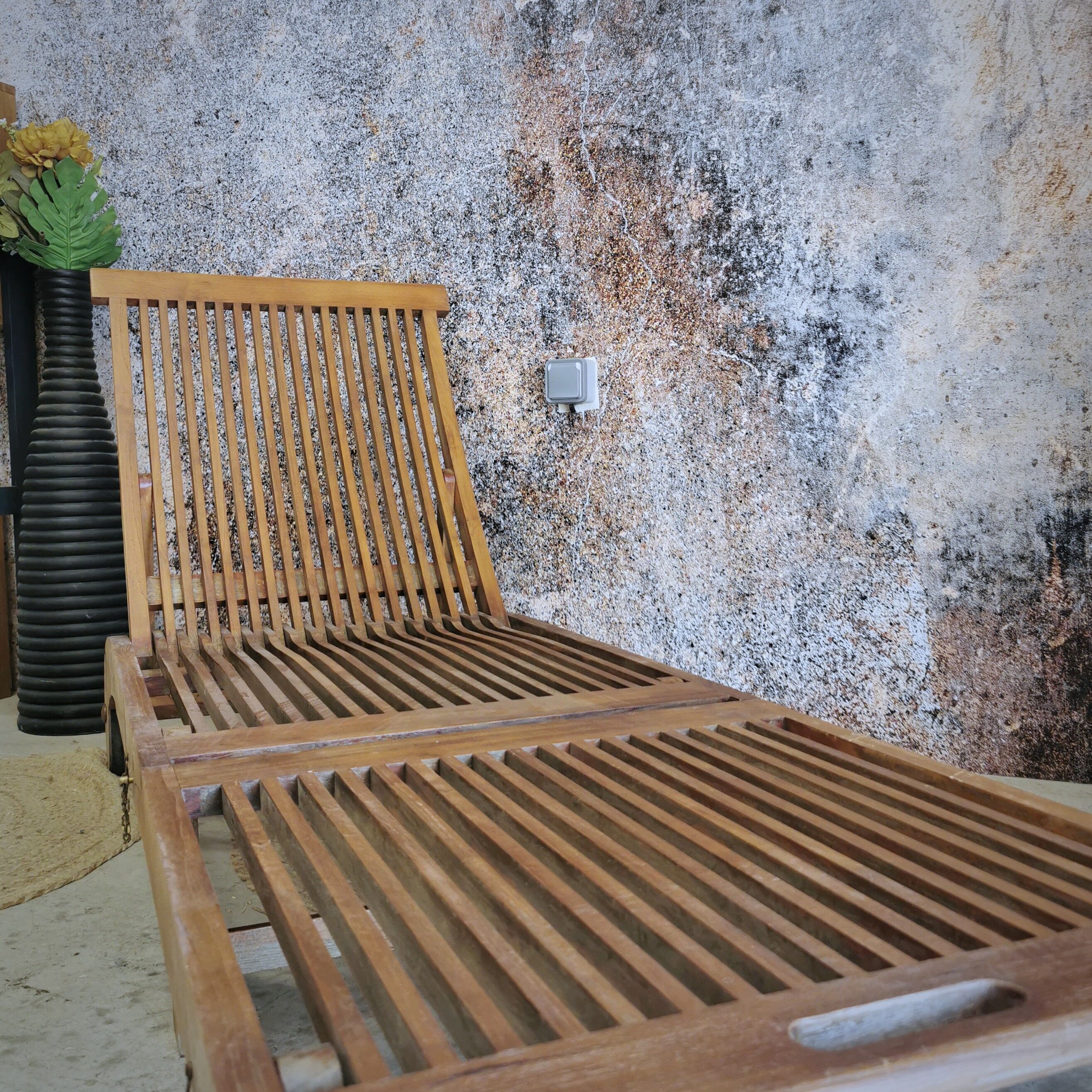 Solid teak lounge chair