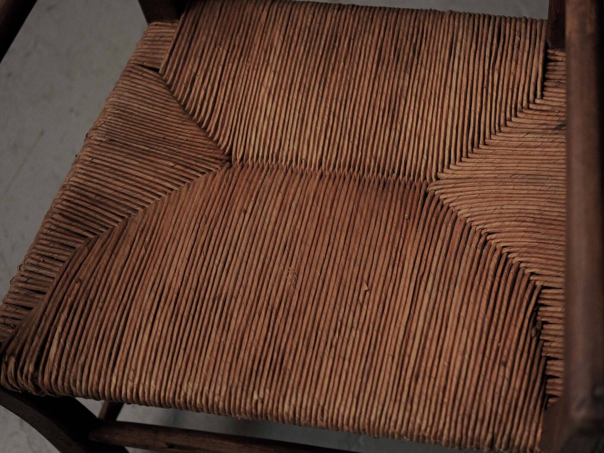 Old peasant armchair in solid wood and woven straw – Auvergne, 19th century.