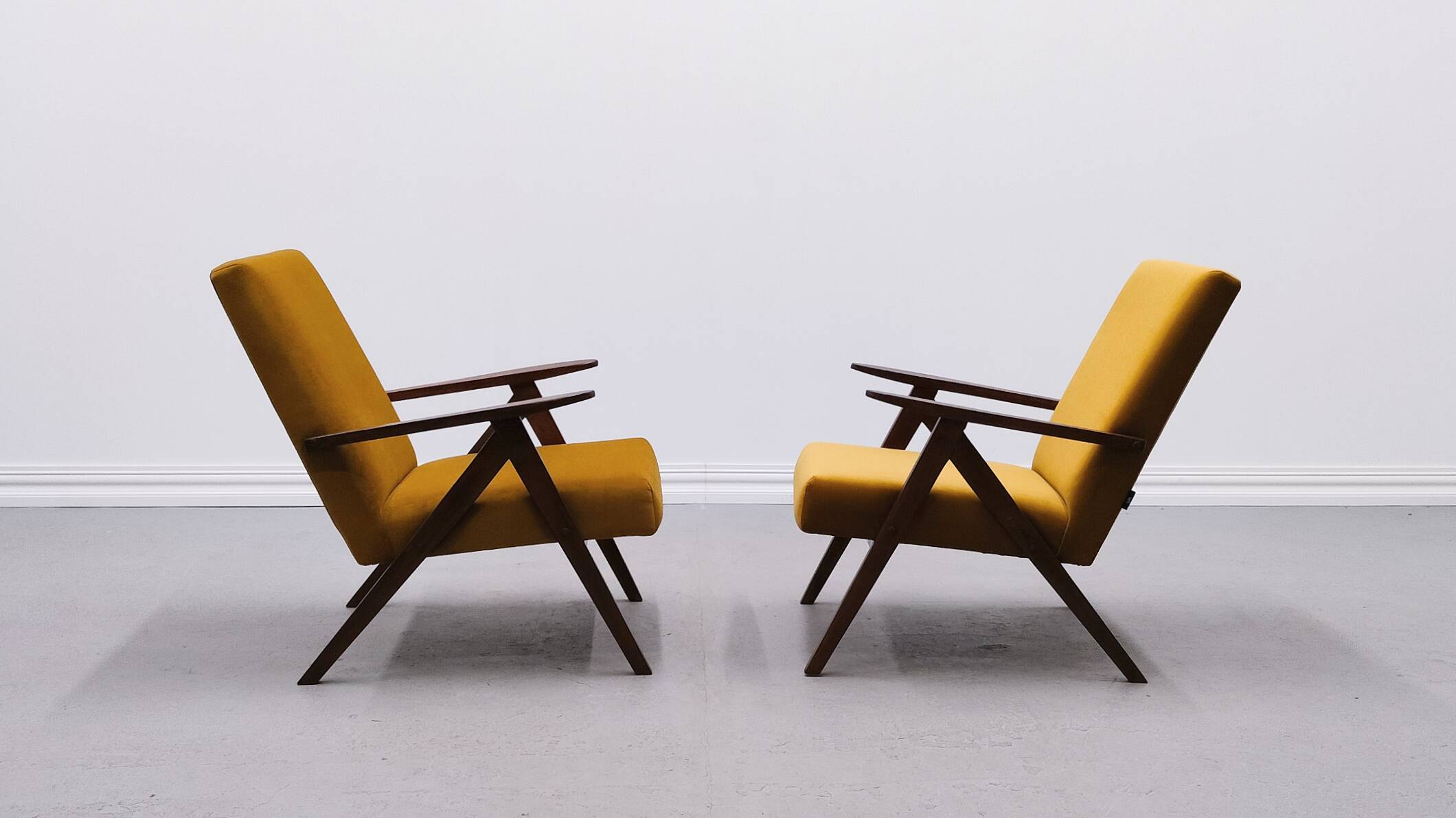 Mid-century Easy Model B armchair - 310 Var in Goldenrod velvet