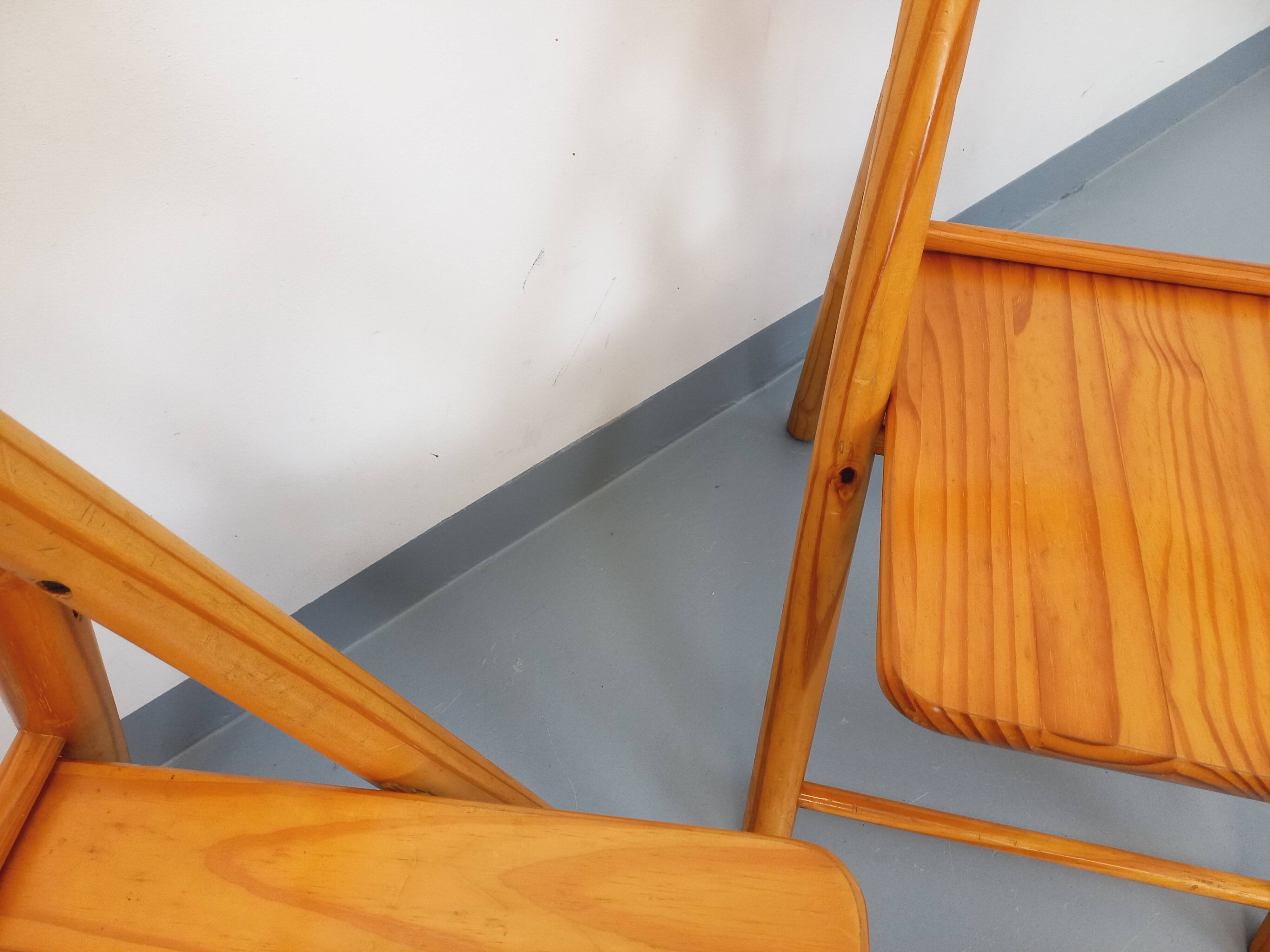 Pair of vintage folding chairs in pine from the 70s and 80s.