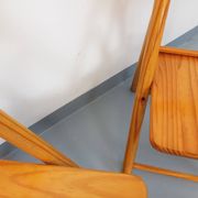 Pair of vintage folding chairs in pine from the 70s and 80s.